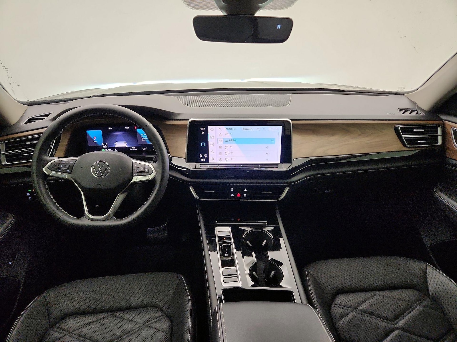 2024 Volkswagen Atlas SE w/Tech - Photo 10