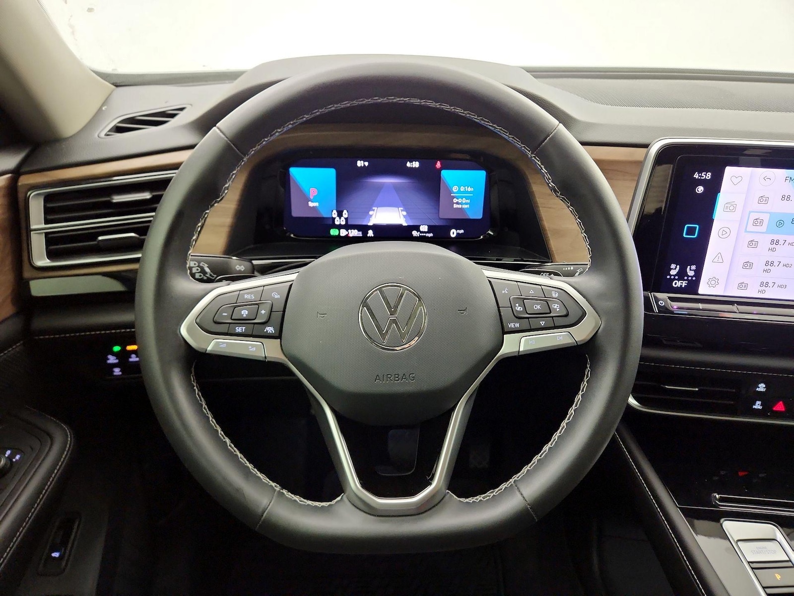 2024 Volkswagen Atlas SE w/Tech - Photo 11