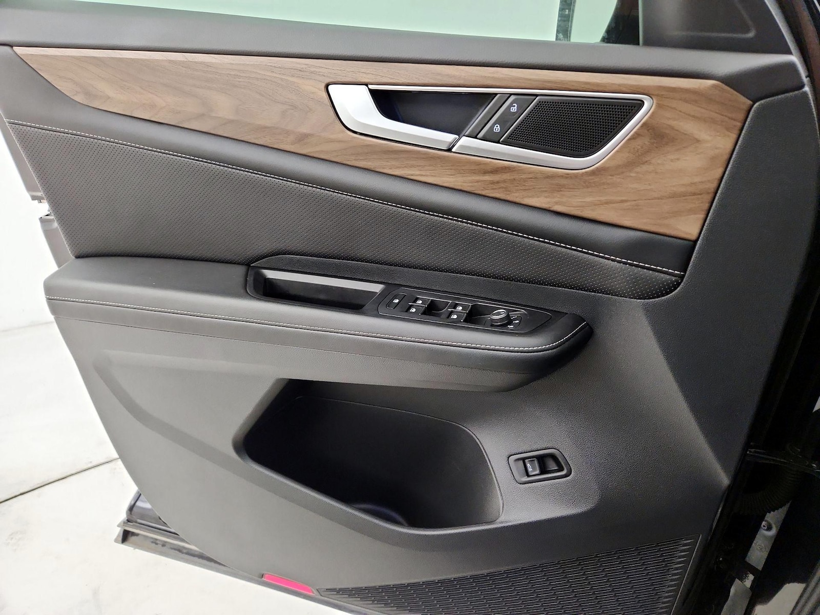 2024 Volkswagen Atlas SE w/Tech - Photo 13