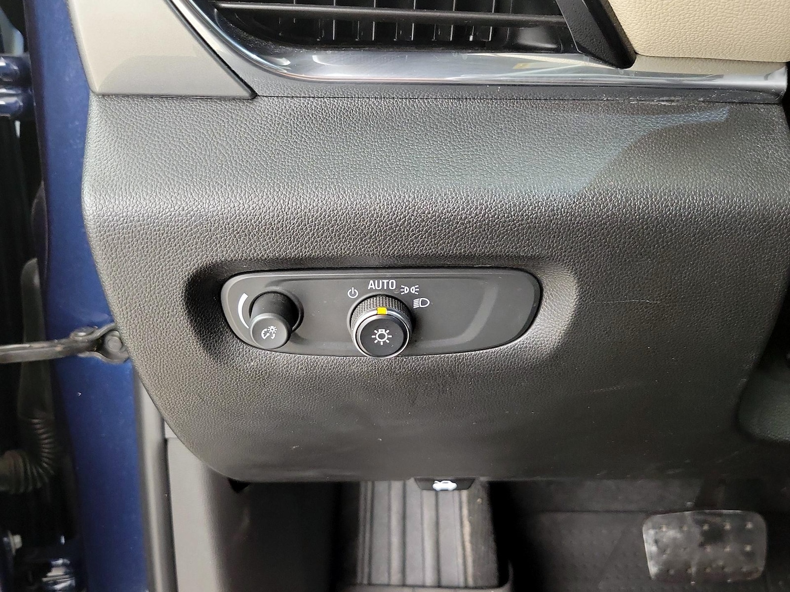 2022 Chevrolet Traverse LS - Photo 14