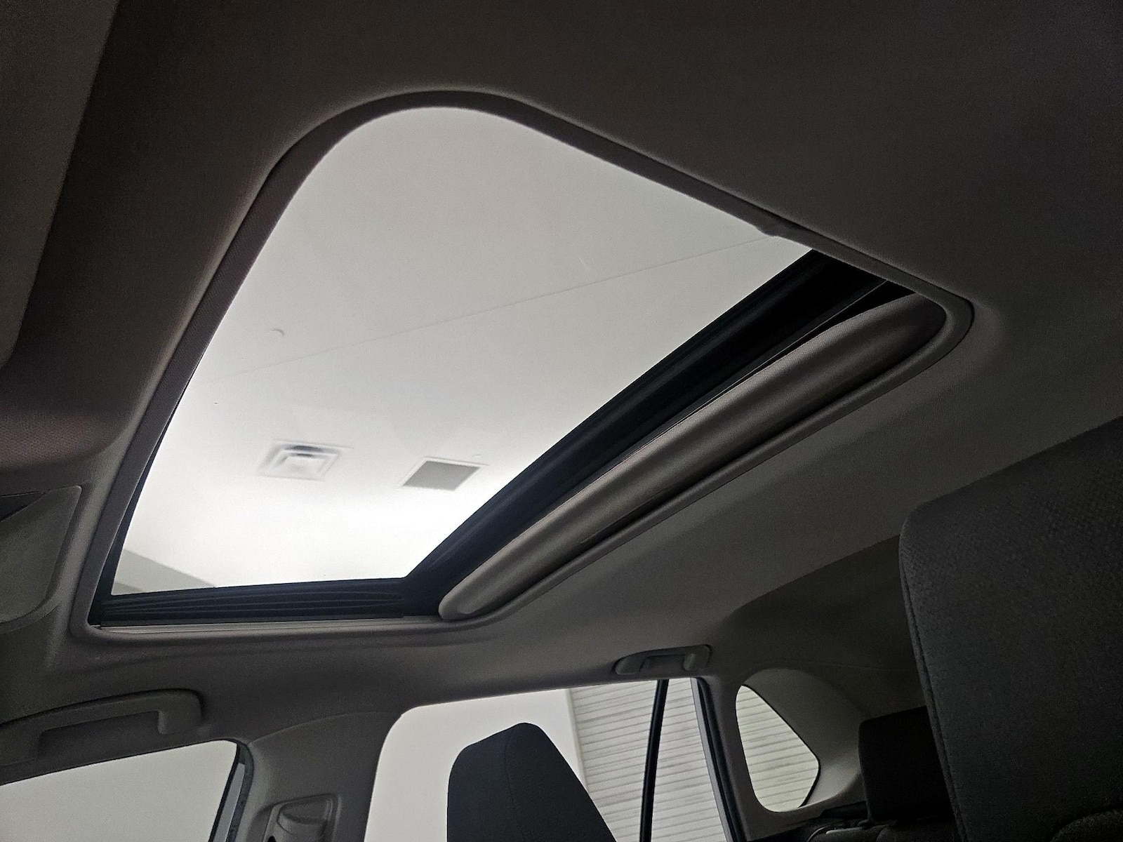 Sunroof(s) & Overhead Airbags