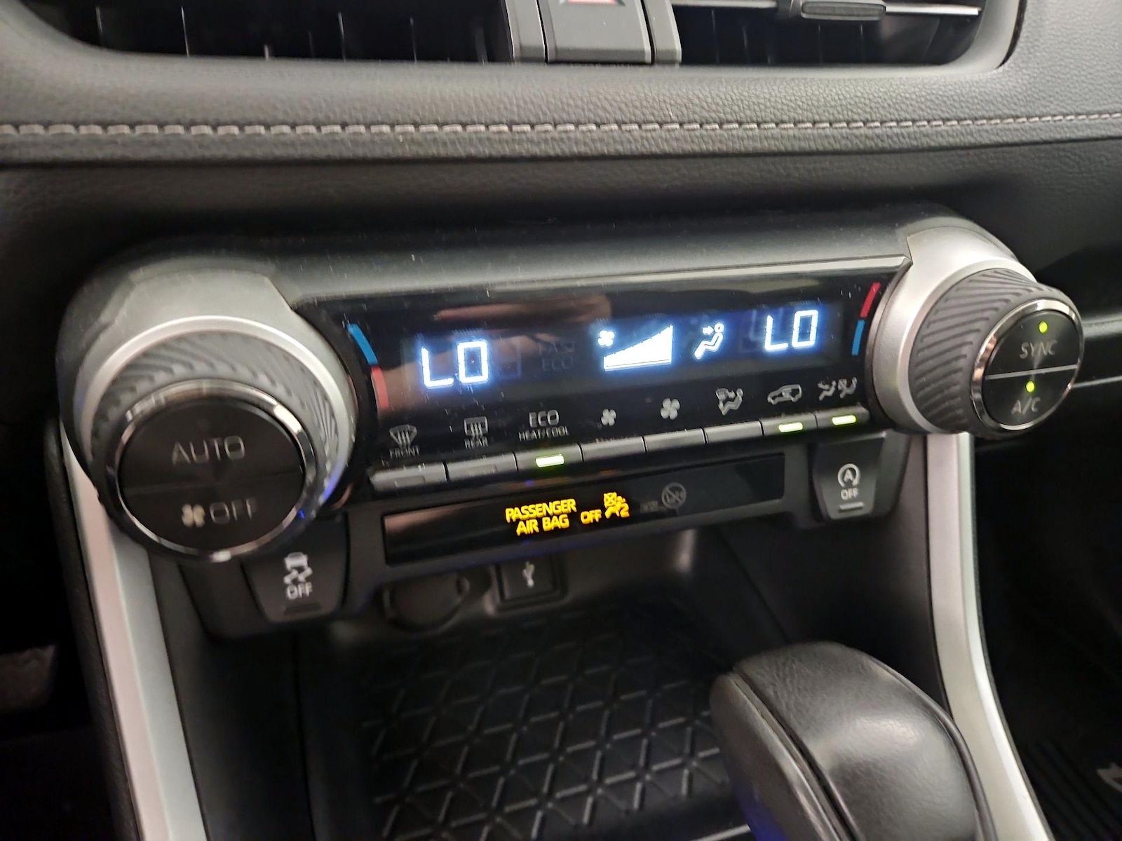 2021 Toyota RAV4 XLE - Photo 17