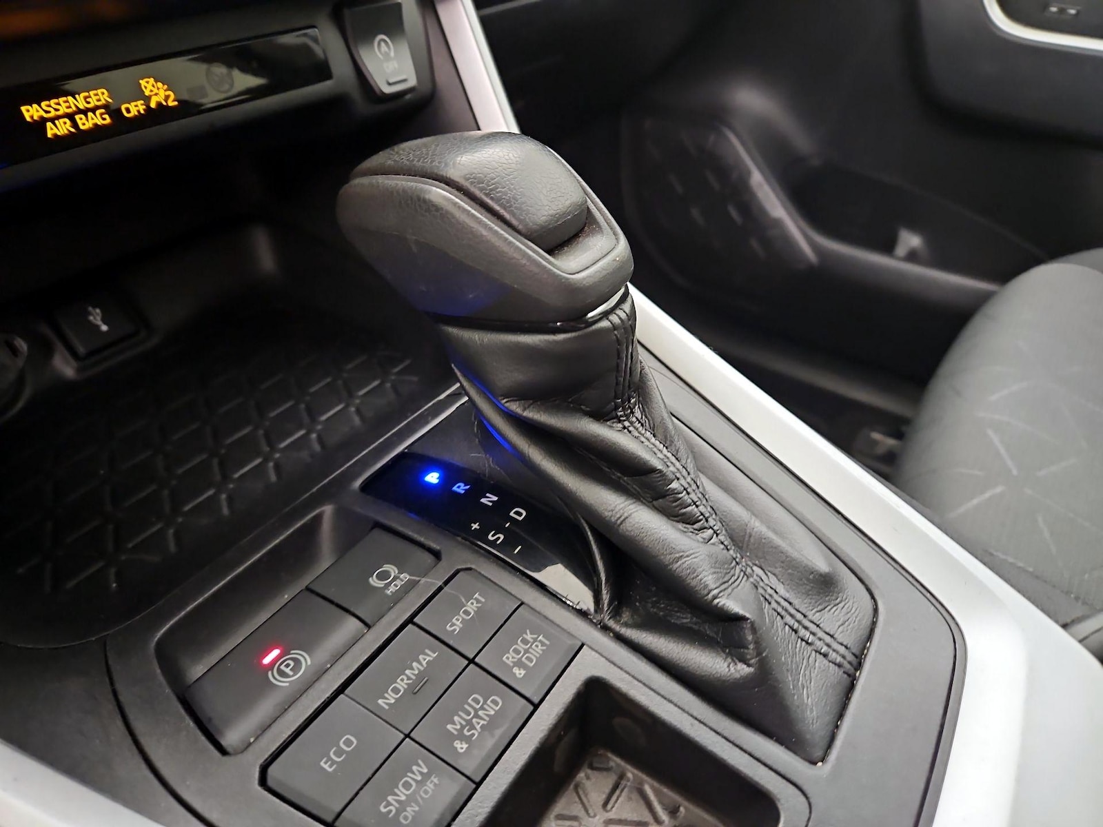 2021 Toyota RAV4 XLE - Photo 18