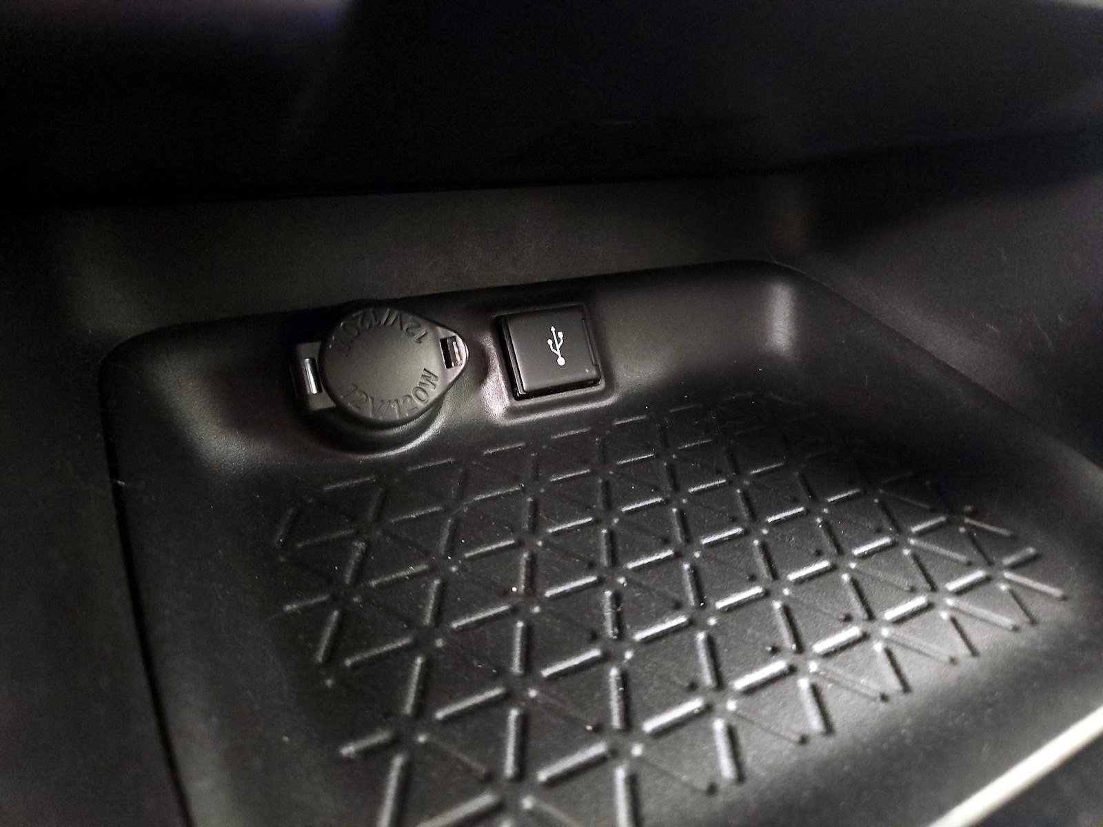 2021 Toyota RAV4 XLE - Photo 19