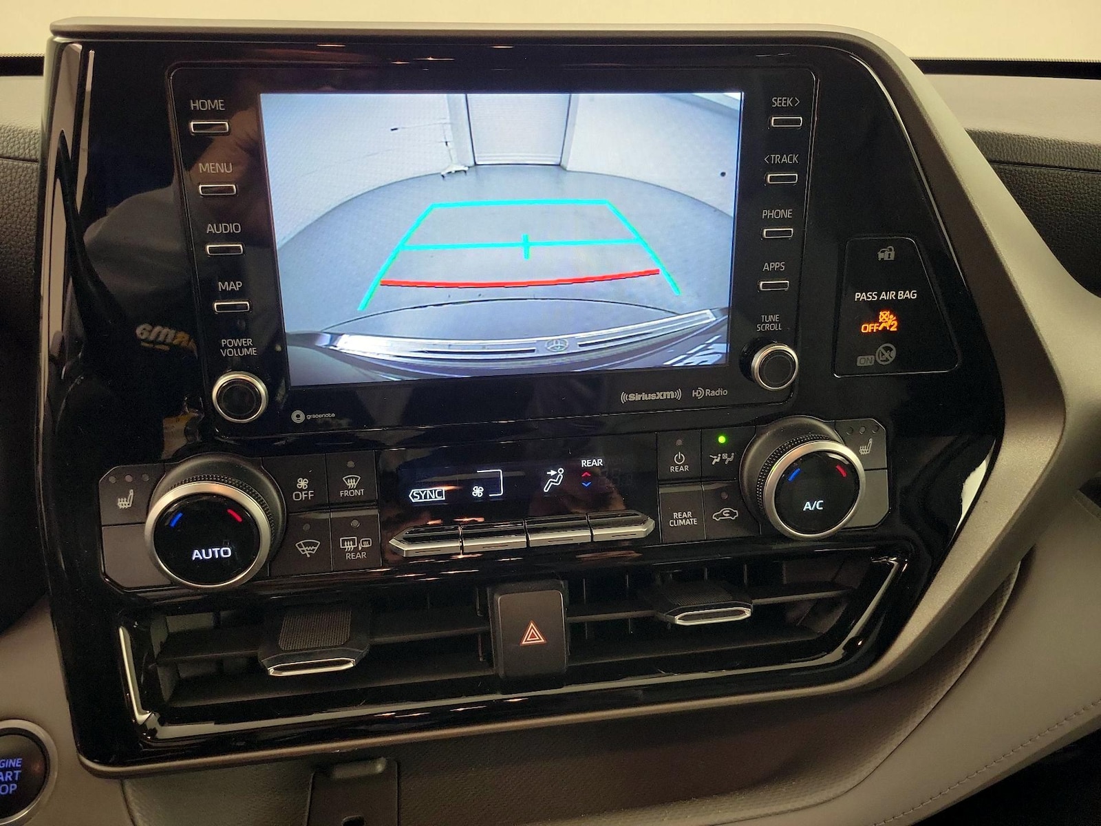 2020 Toyota Highlander XLE - Photo 16