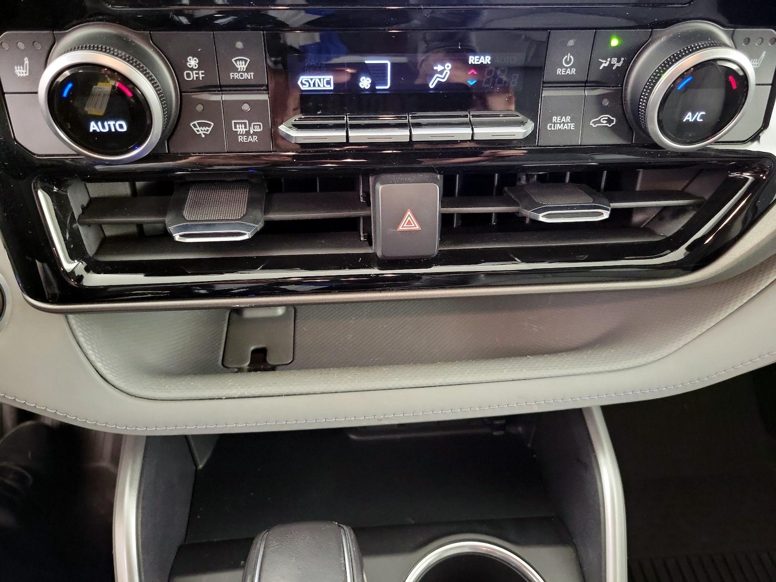 2020 Toyota Highlander XLE - Photo 18