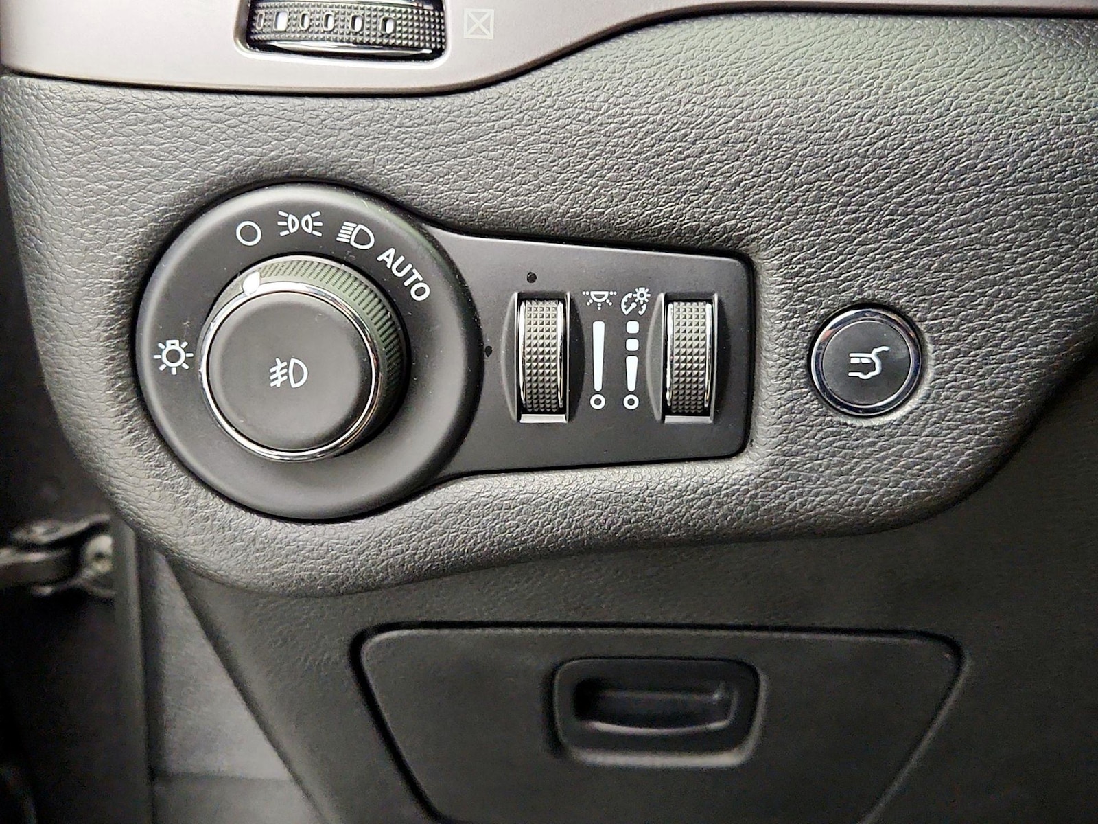 2021 Jeep Cherokee Latitude Lux - Photo 14