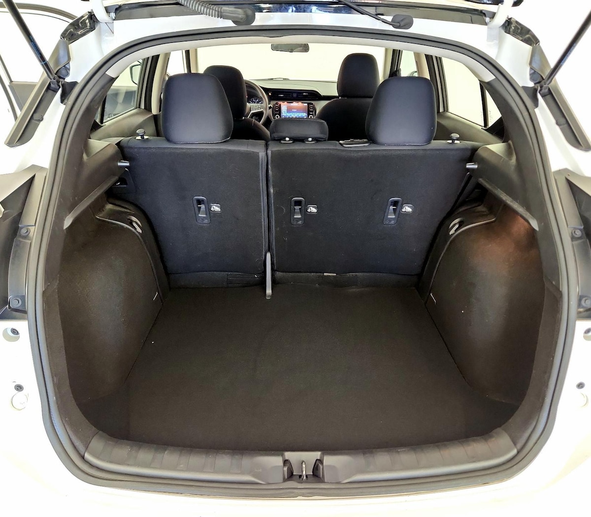 Trunk/Cargo (Seats Up)