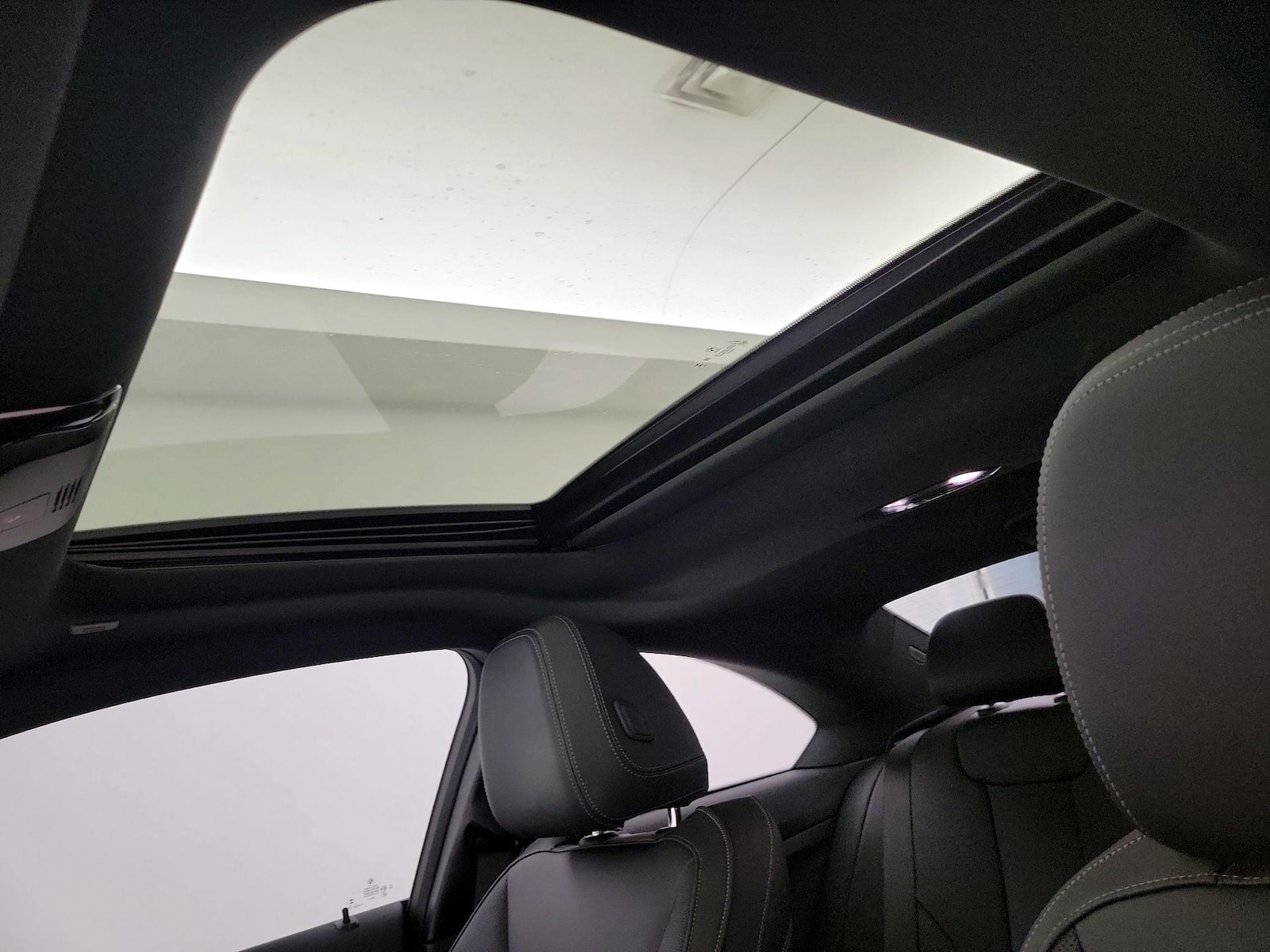 Sunroof(s) & Overhead Airbags