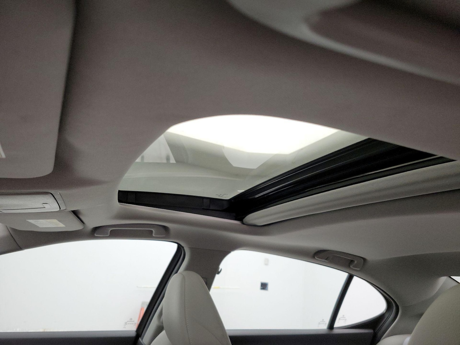 Sunroof(s) & Overhead Airbags