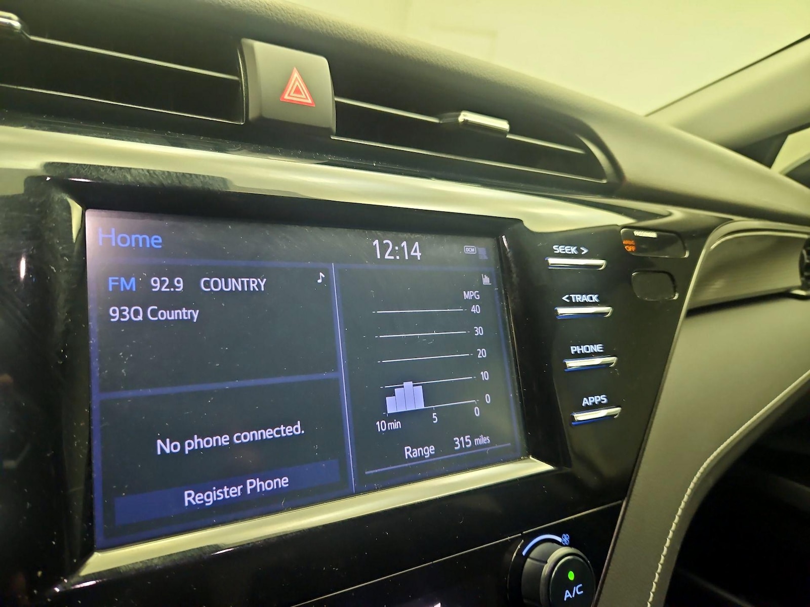 2019 Toyota Camry SE - Photo 16