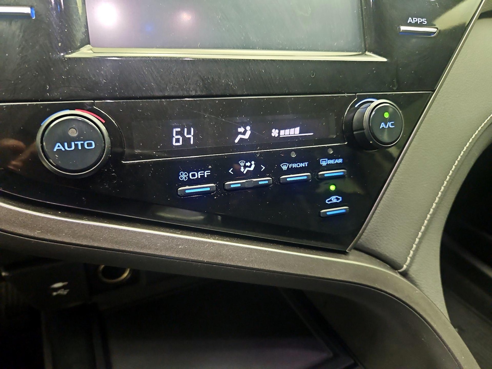 2019 Toyota Camry SE - Photo 17