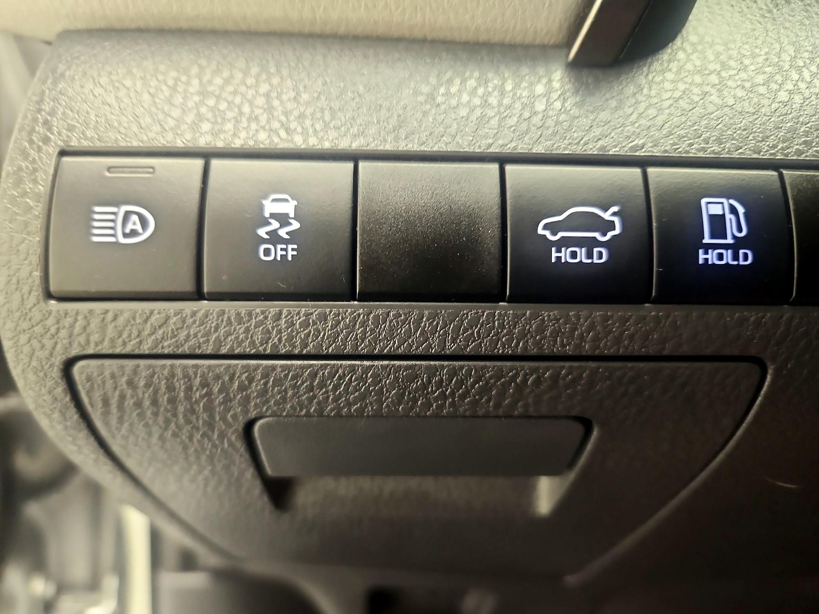 2020 Toyota Camry LE - Photo 14