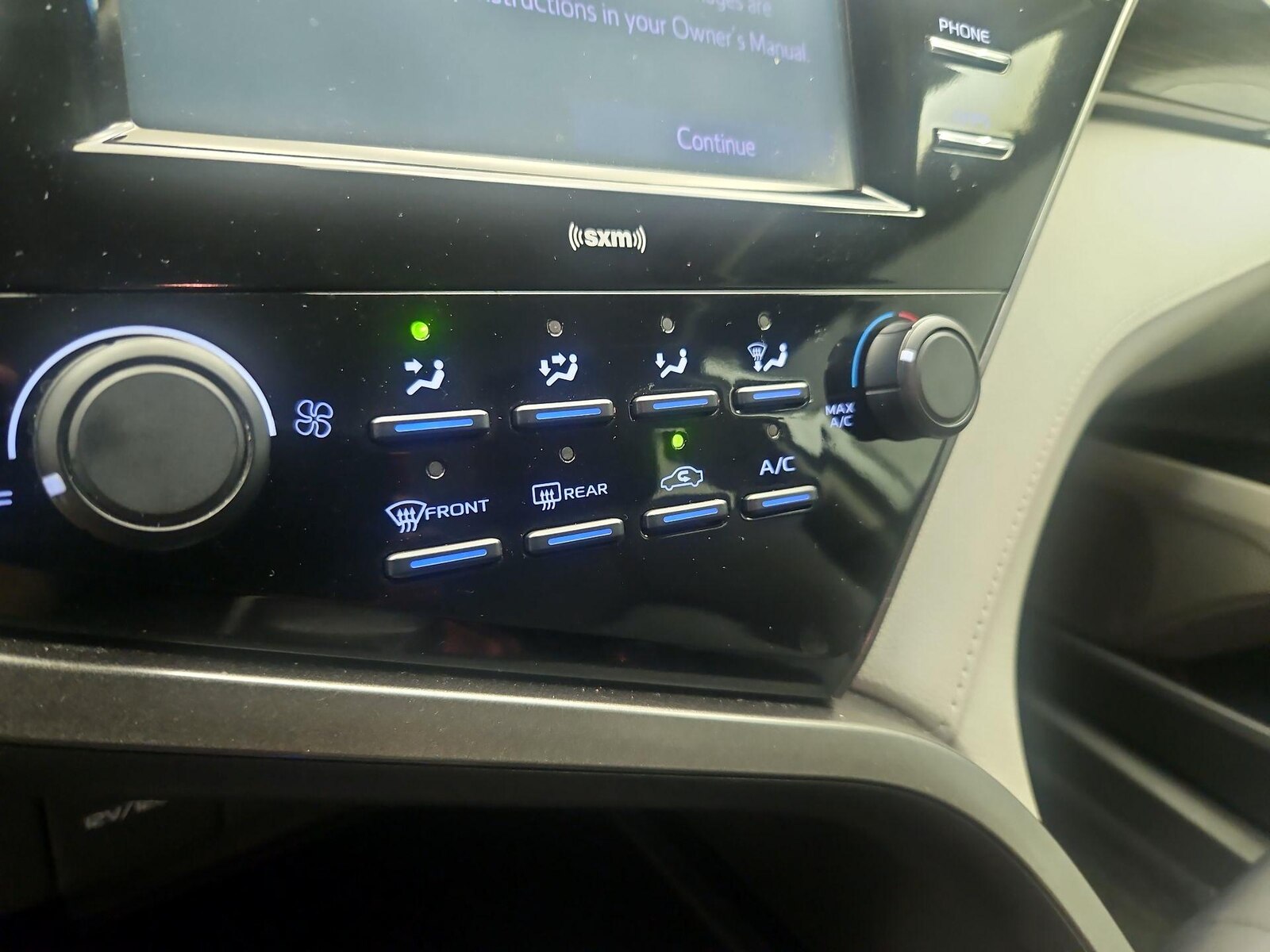 2020 Toyota Camry LE - Photo 17