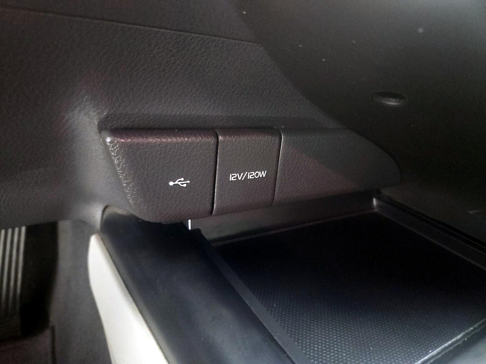 2020 Toyota Camry LE - Photo 19