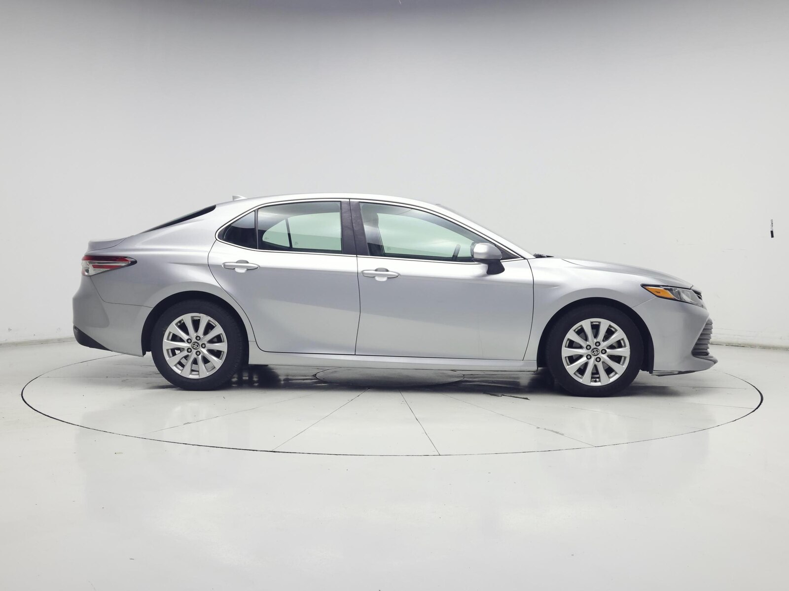2020 Toyota Camry LE - Photo 8