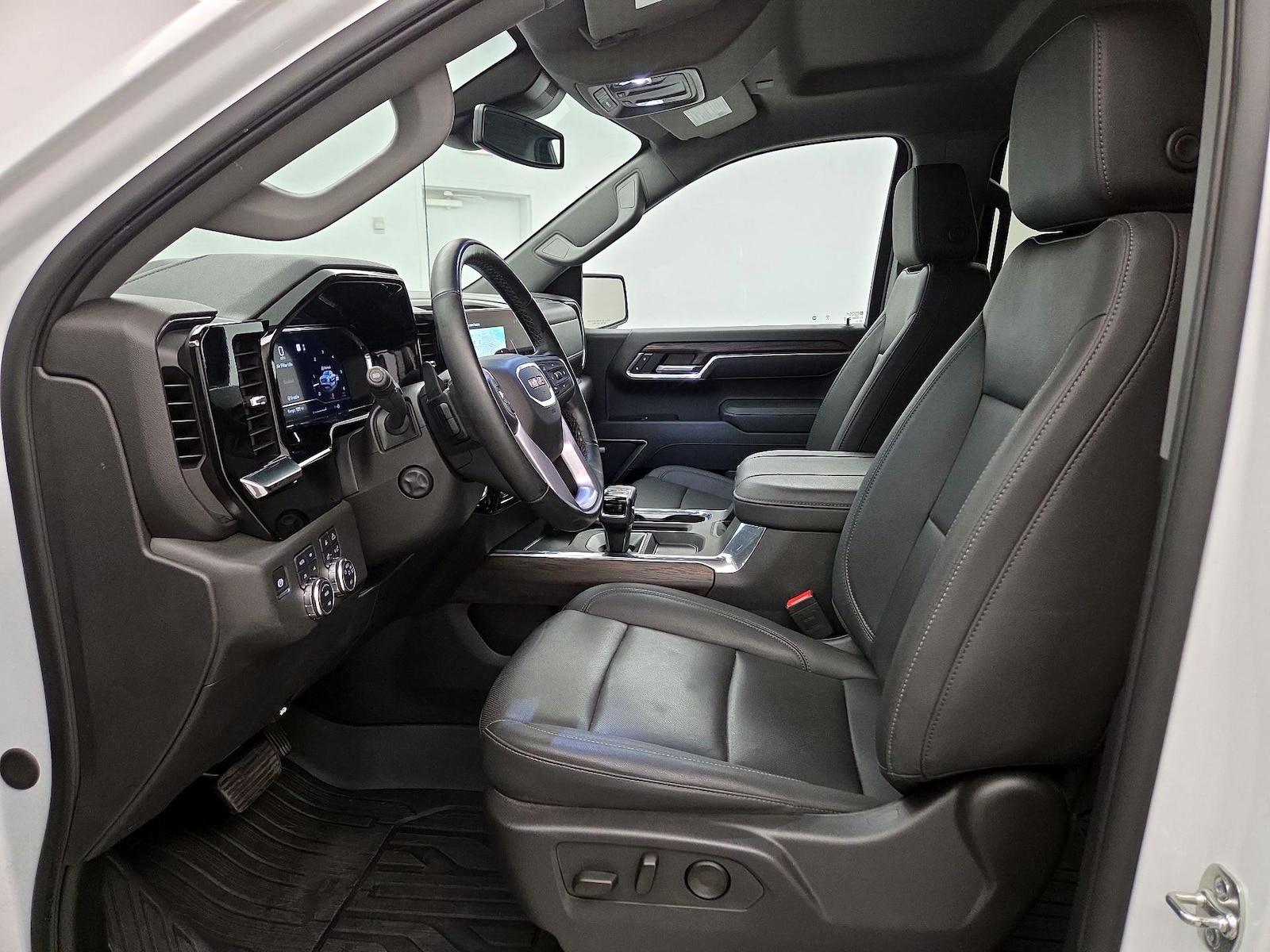 2025 GMC Sierra 1500 SLT - Photo 12