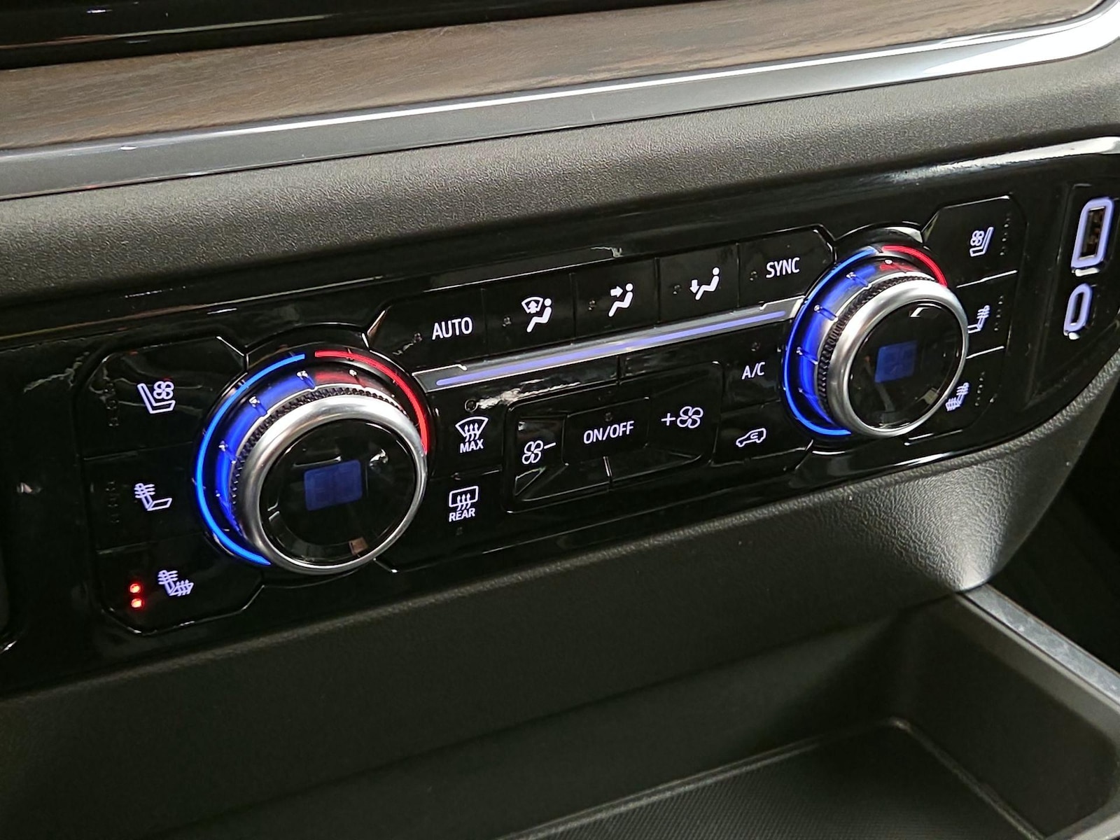 2025 GMC Sierra 1500 SLT - Photo 18