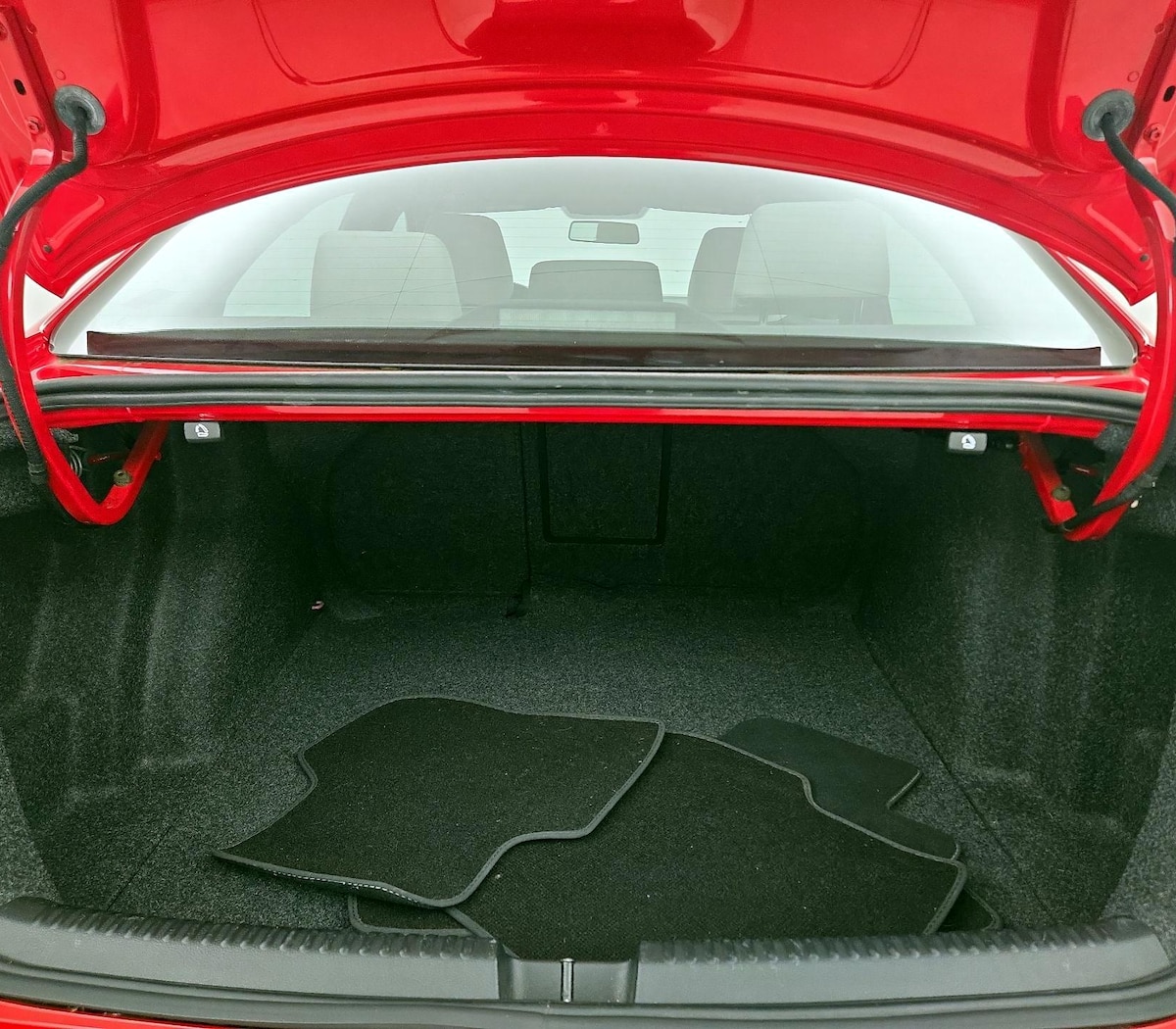 Trunk/Cargo (Seats Up)