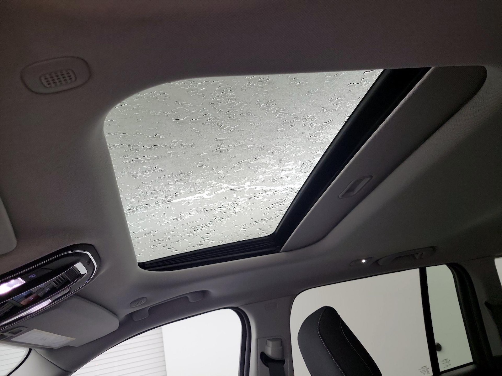 Sunroof(s) & Overhead Airbags