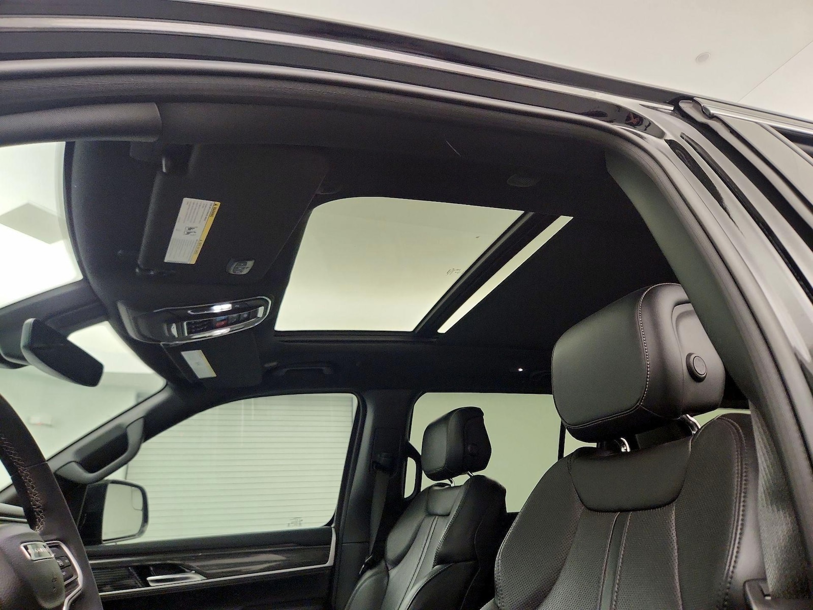 Panoramic Sunroof & Skylight(s)