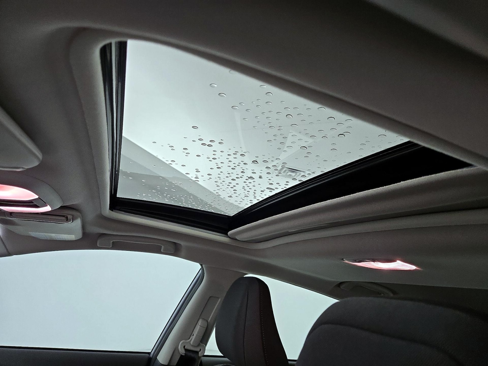 Sunroof(s) & Overhead Airbags