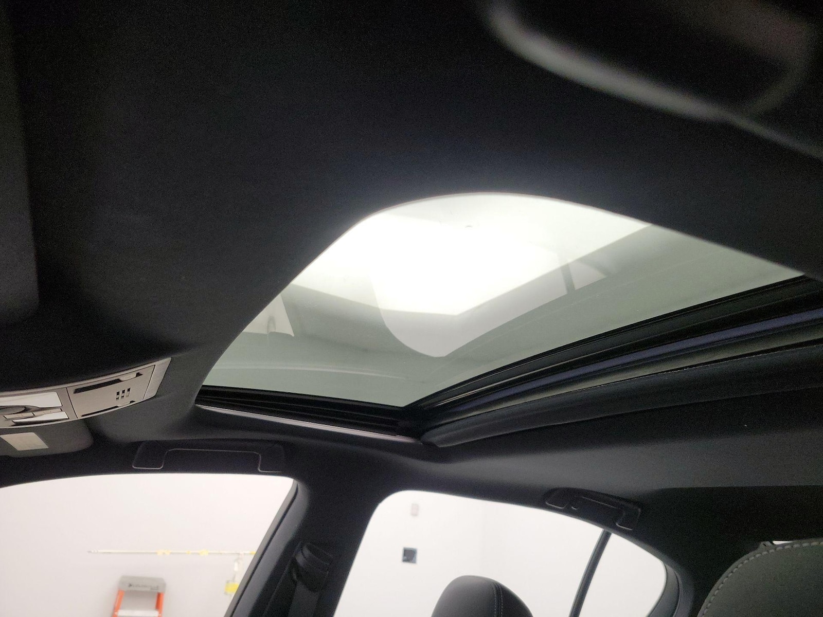 Sunroof(s) & Overhead Airbags