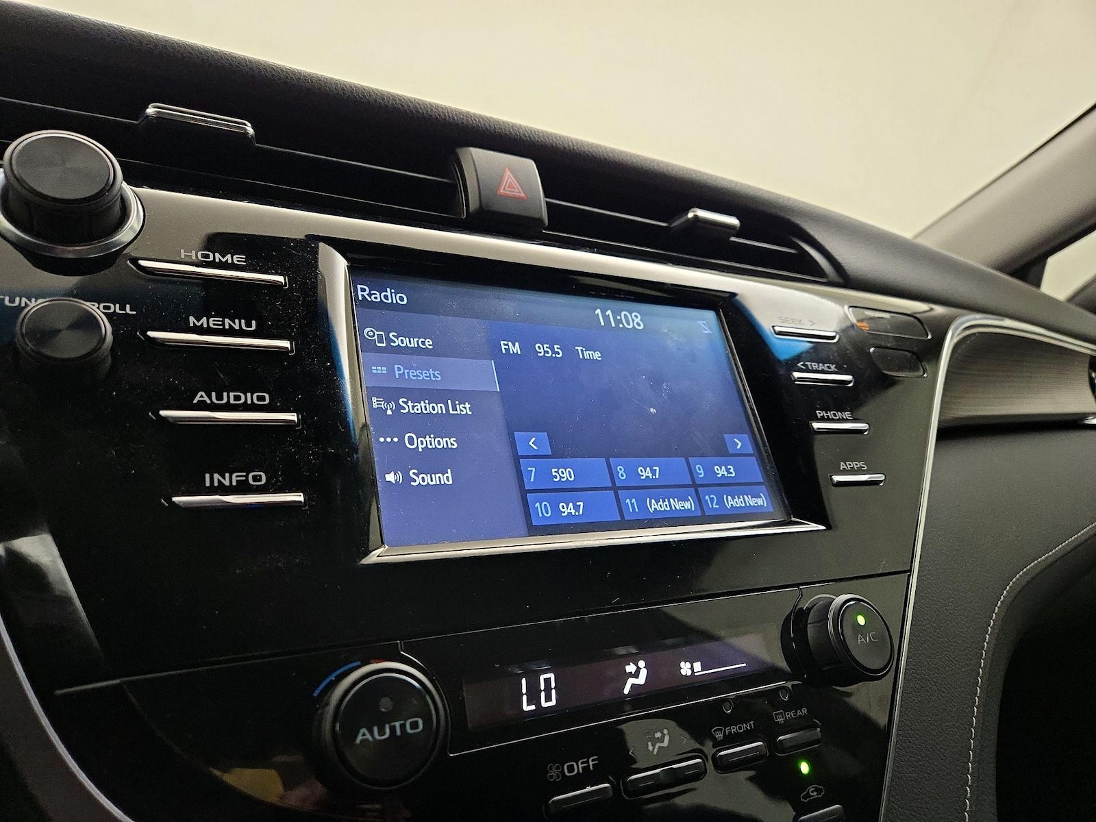 2018 Toyota Camry SE - Photo 16
