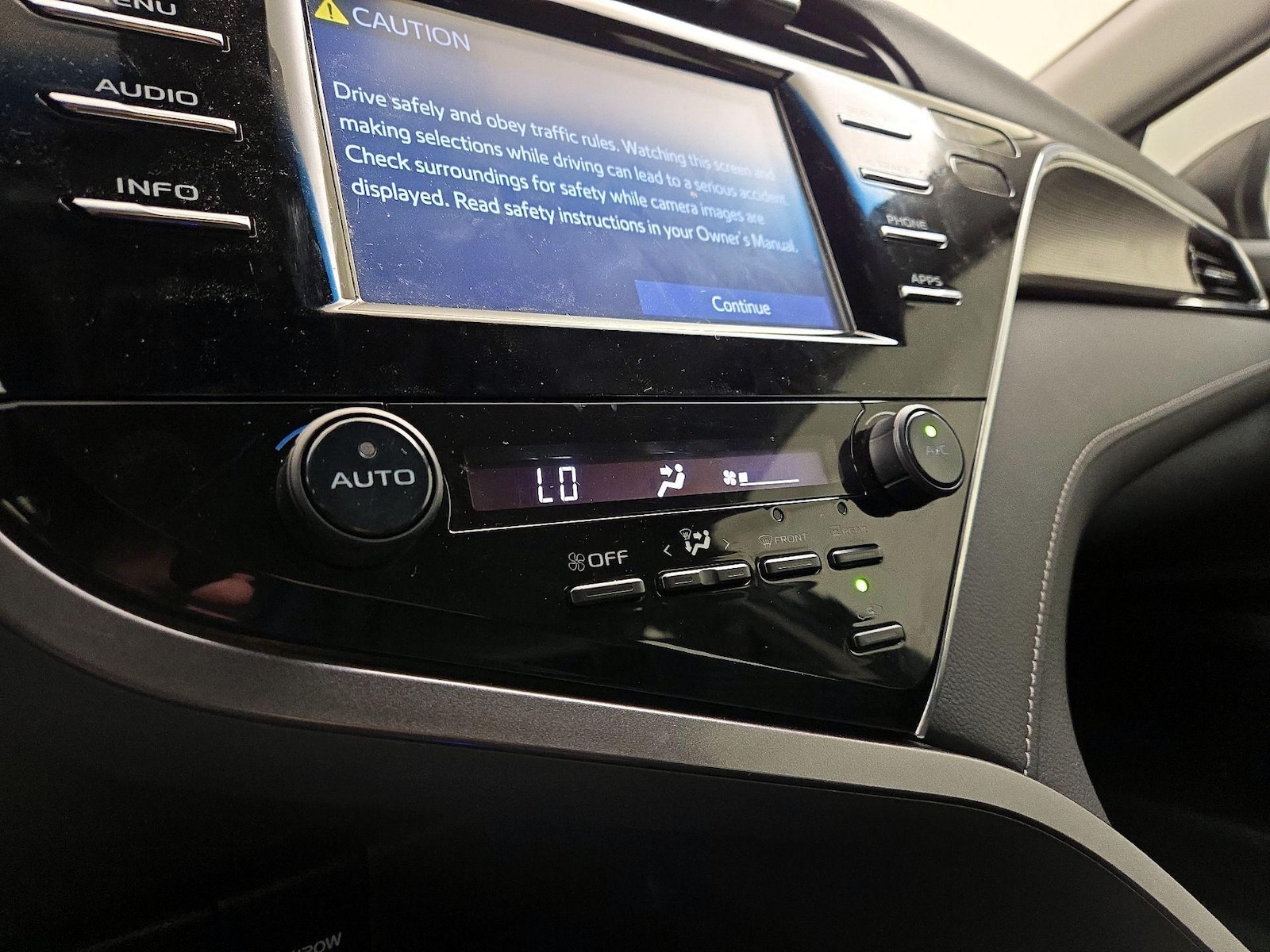 2018 Toyota Camry SE - Photo 17