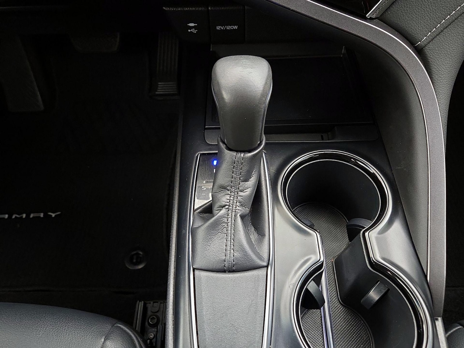 2018 Toyota Camry SE - Photo 18