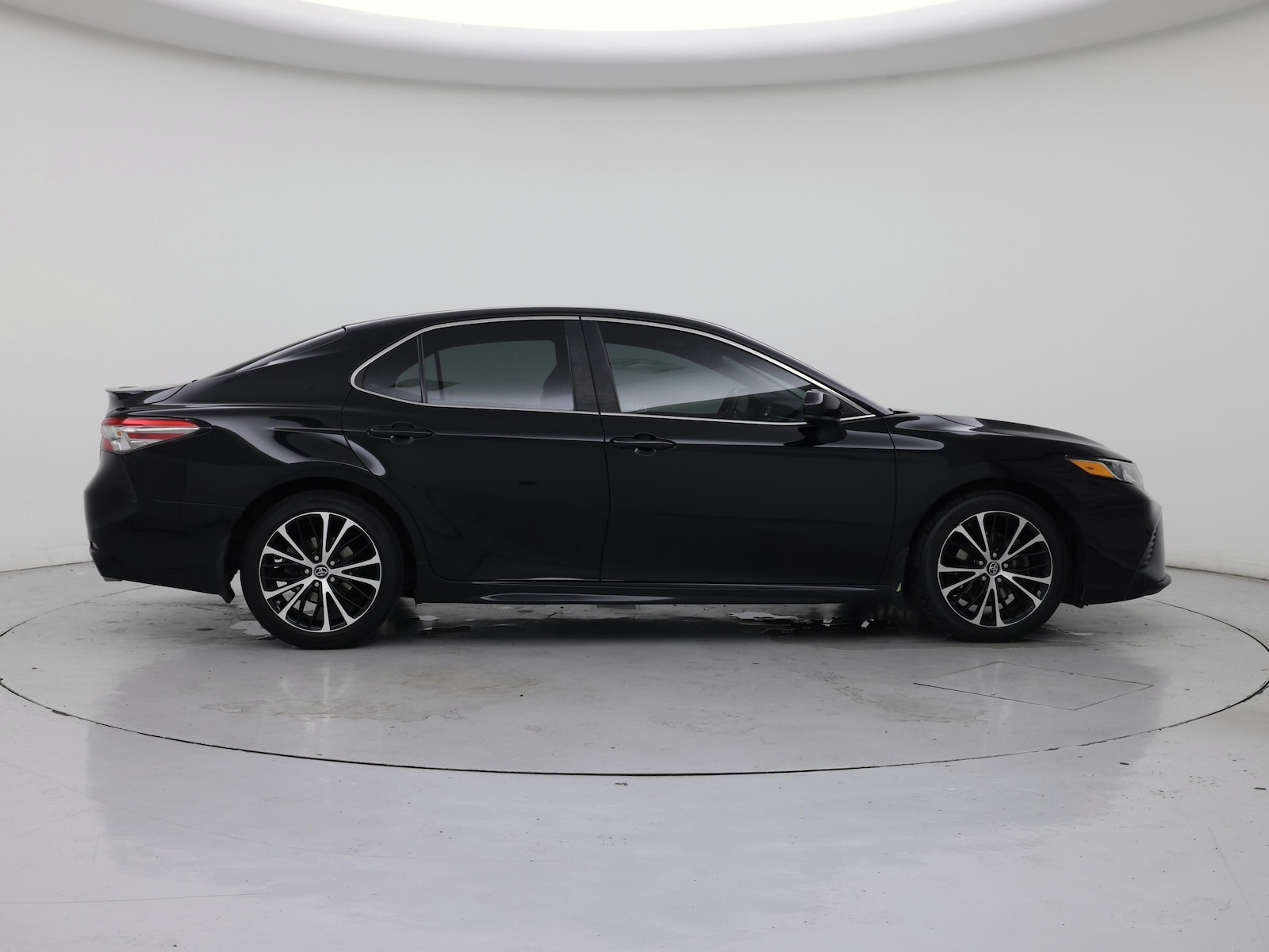 2018 Toyota Camry SE - Photo 8