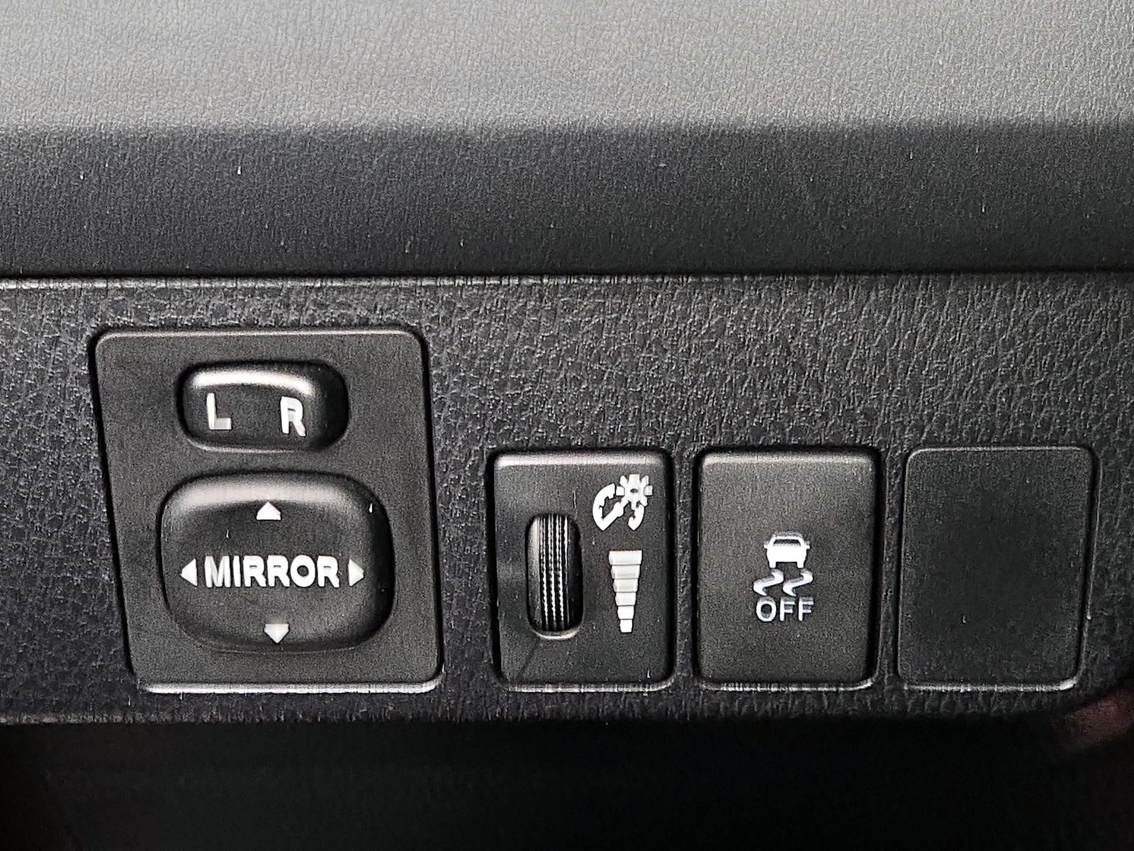2015 Toyota RAV4 LE - Photo 14