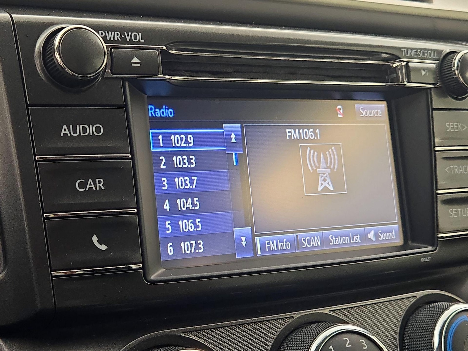 2015 Toyota RAV4 LE - Photo 16