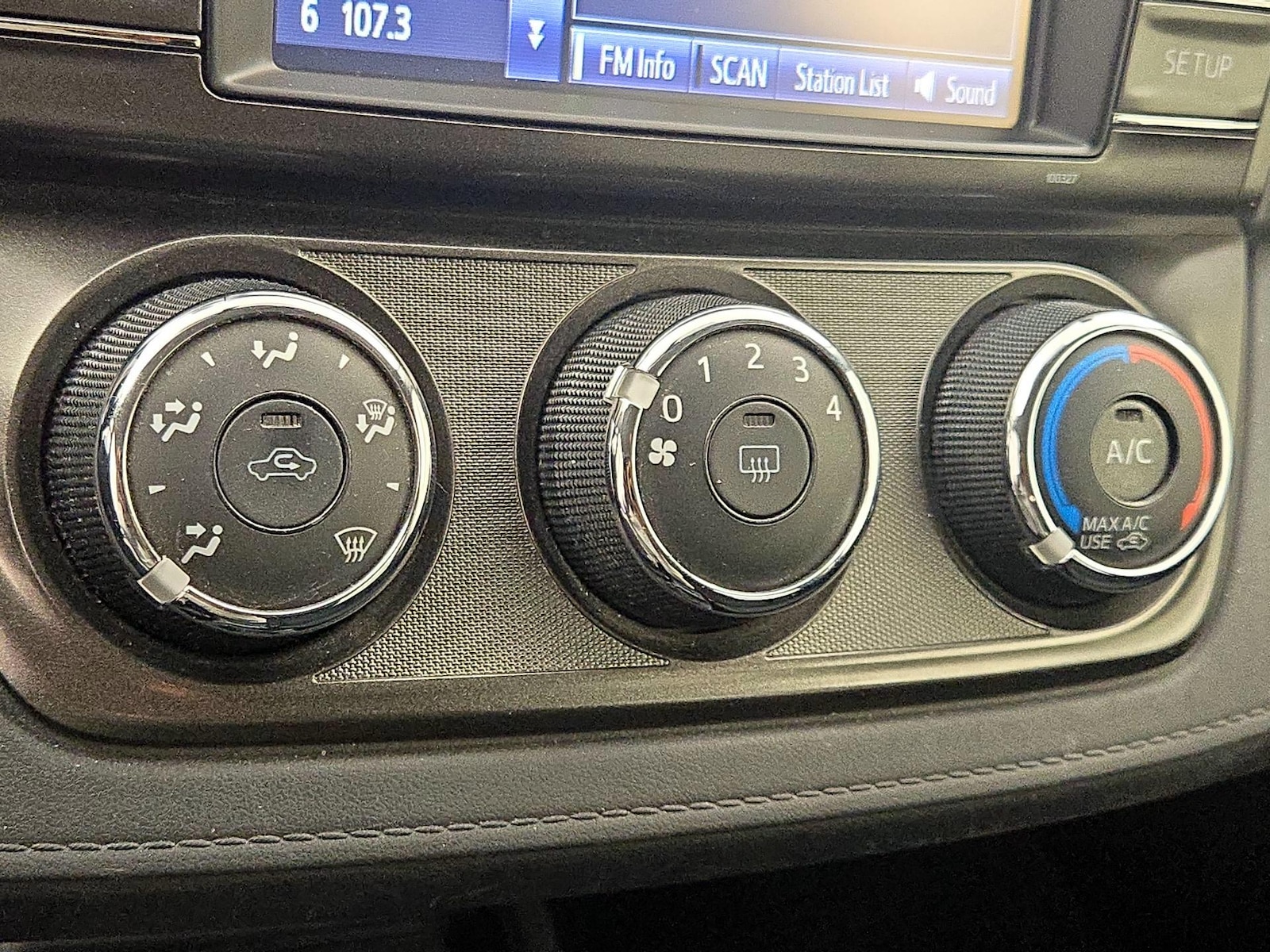 2015 Toyota RAV4 LE - Photo 17