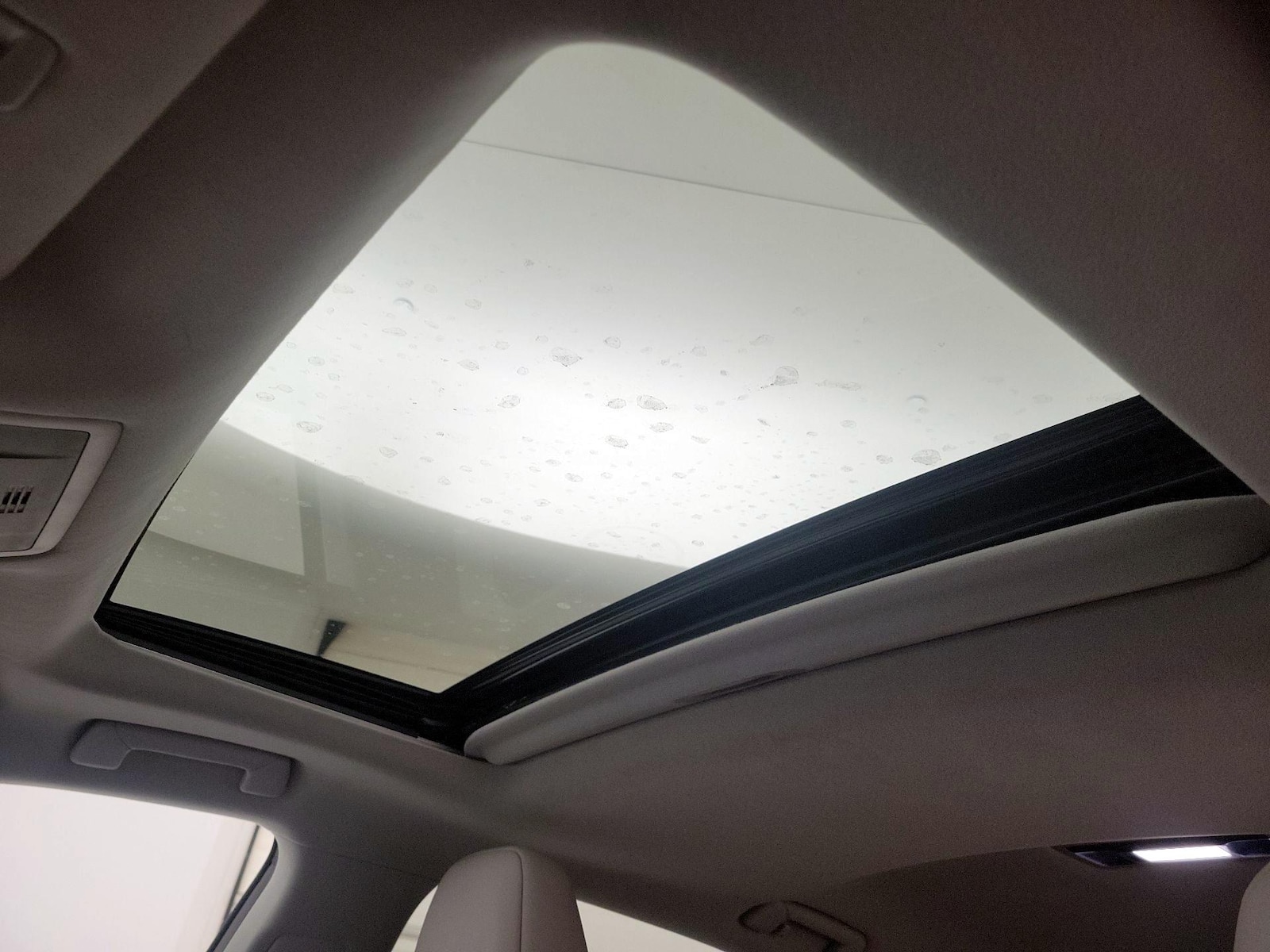 Sunroof(s) & Overhead Airbags