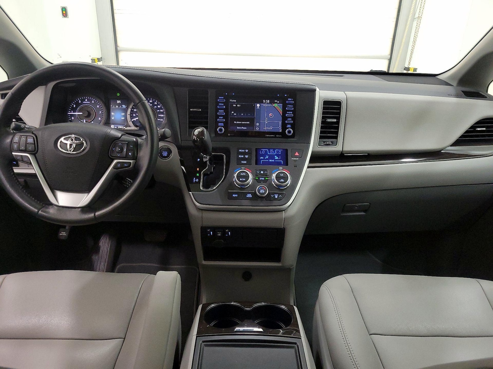 2020 Toyota Sienna XLE - Photo 10