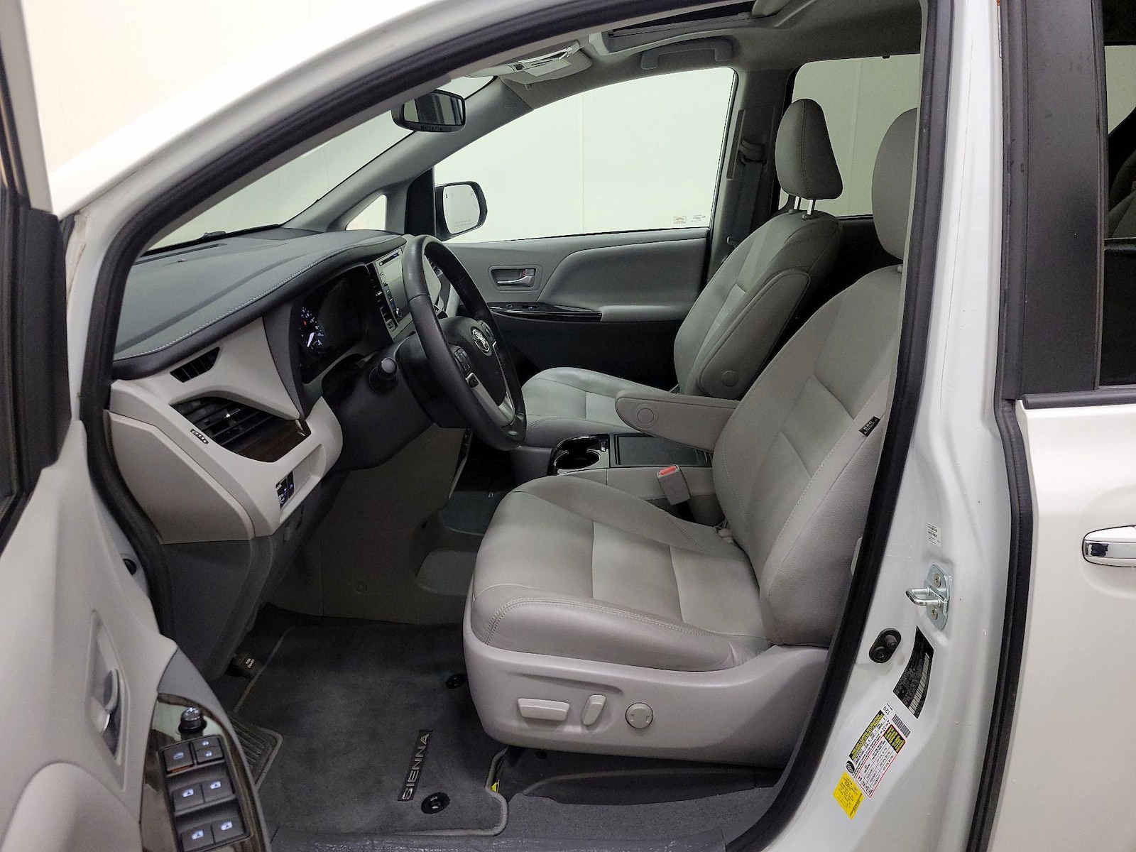 2020 Toyota Sienna XLE - Photo 12