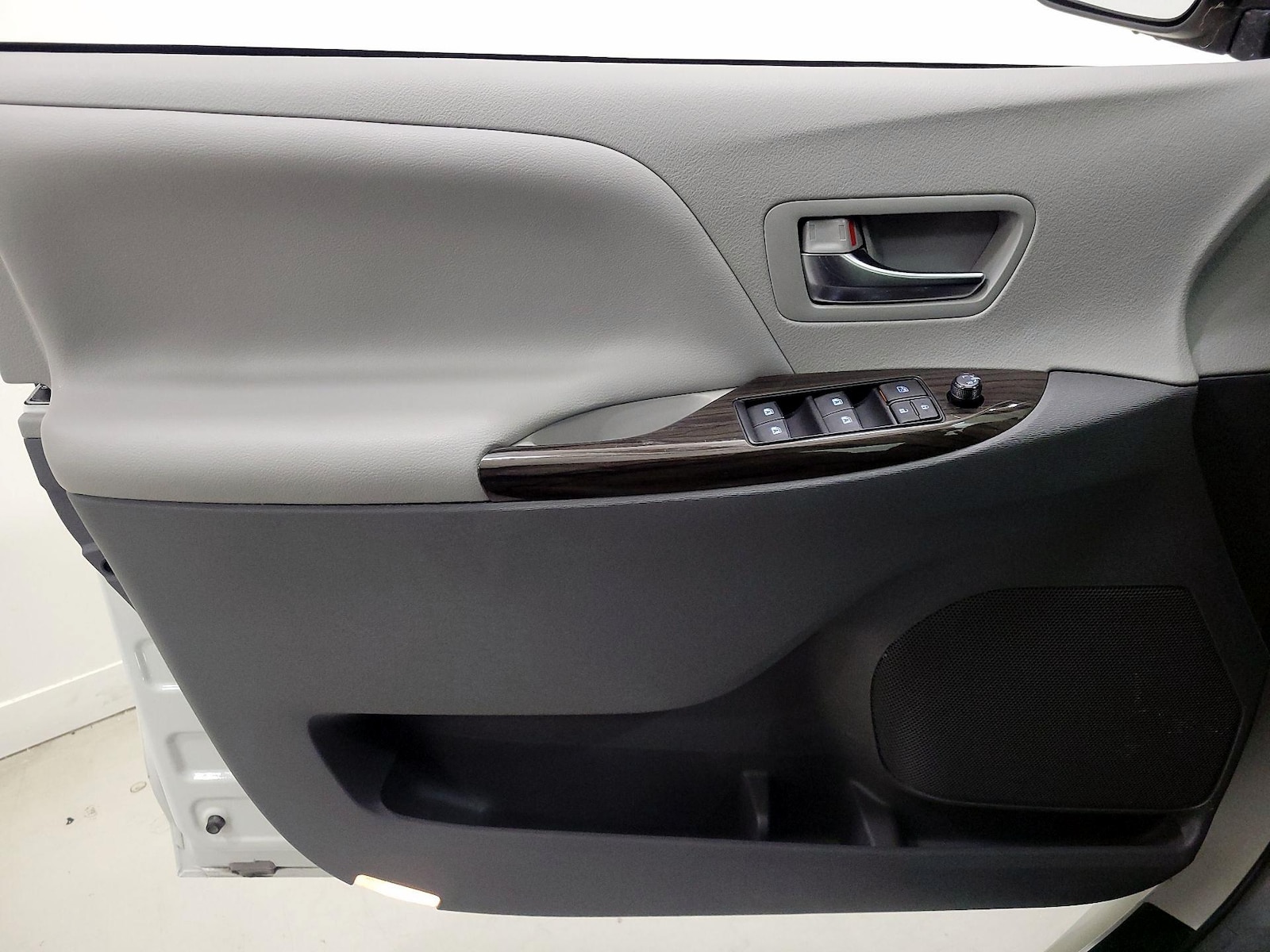 2020 Toyota Sienna XLE - Photo 13