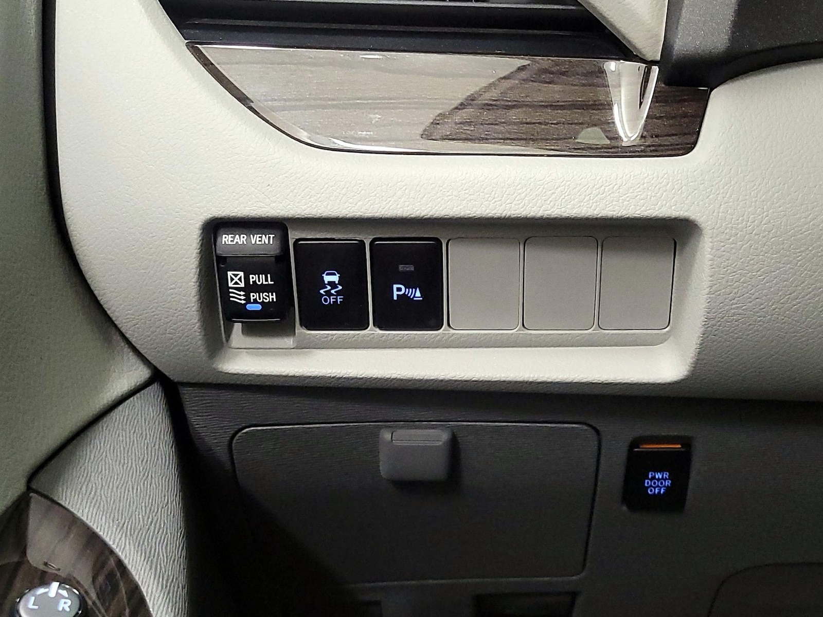 2020 Toyota Sienna XLE - Photo 14