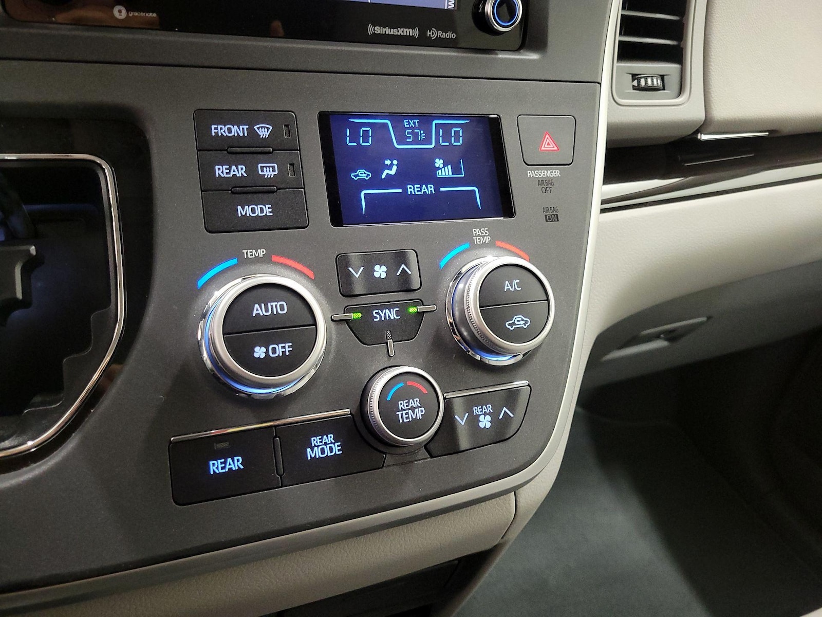 2020 Toyota Sienna XLE - Photo 18