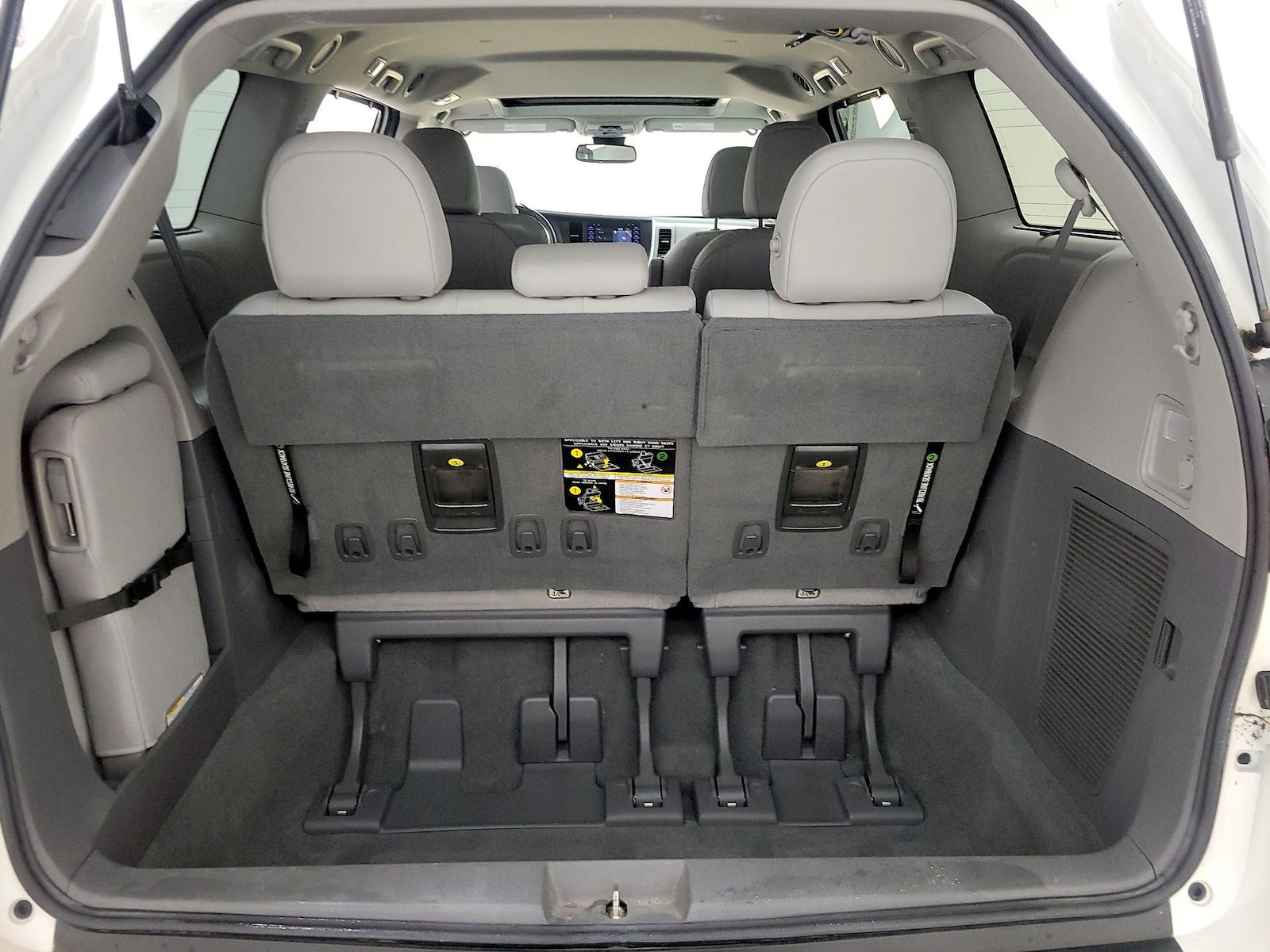 2020 Toyota Sienna XLE - Photo 24