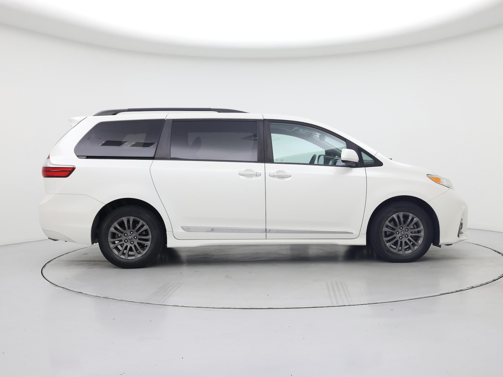 2020 Toyota Sienna XLE - Photo 8
