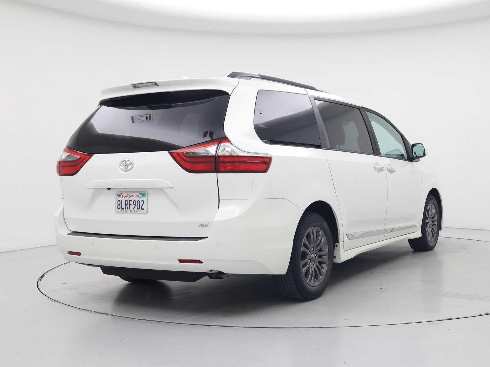 2020 Toyota Sienna XLE - Photo 9