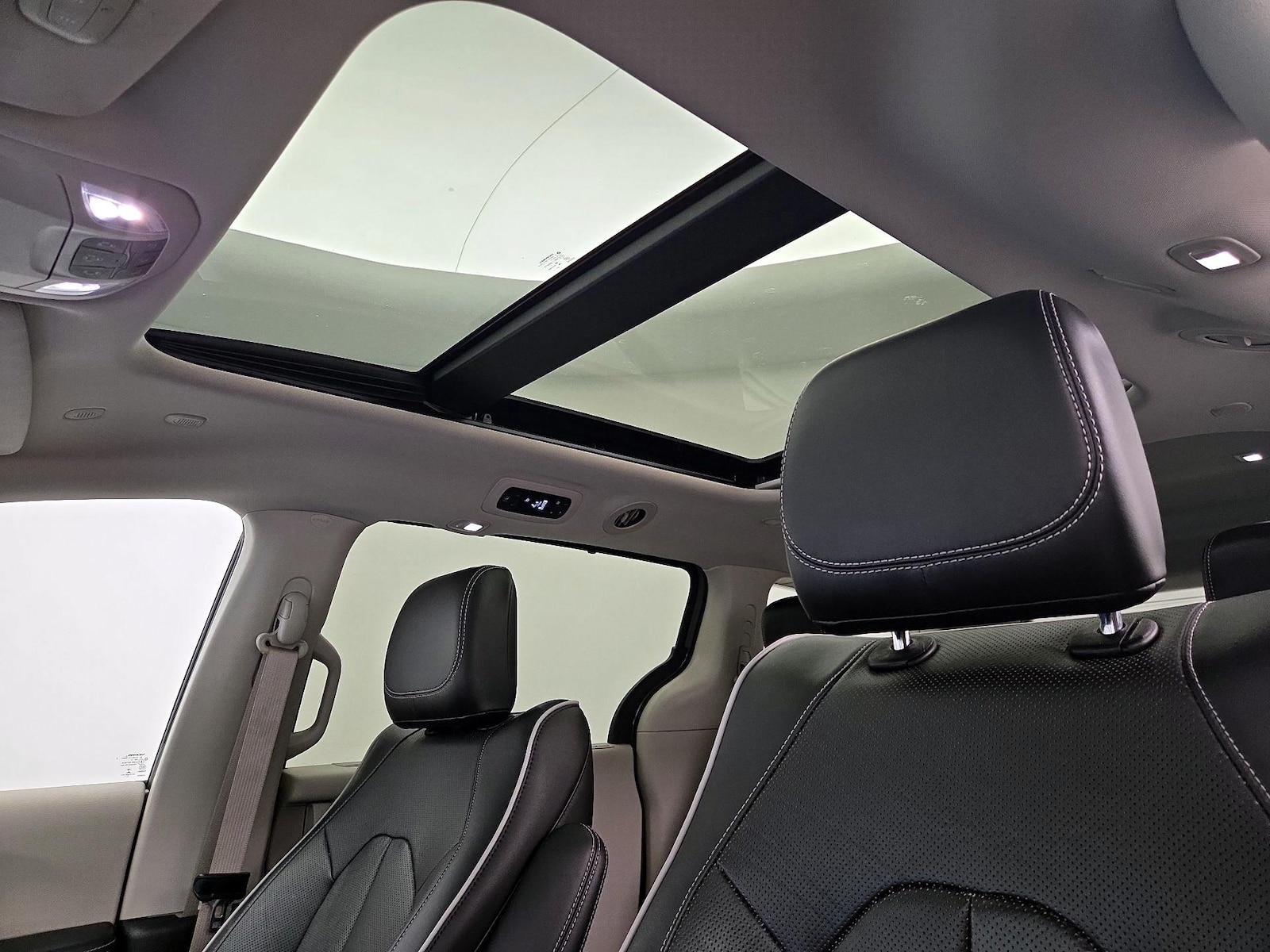 Panoramic Sunroof & Skylight(s)