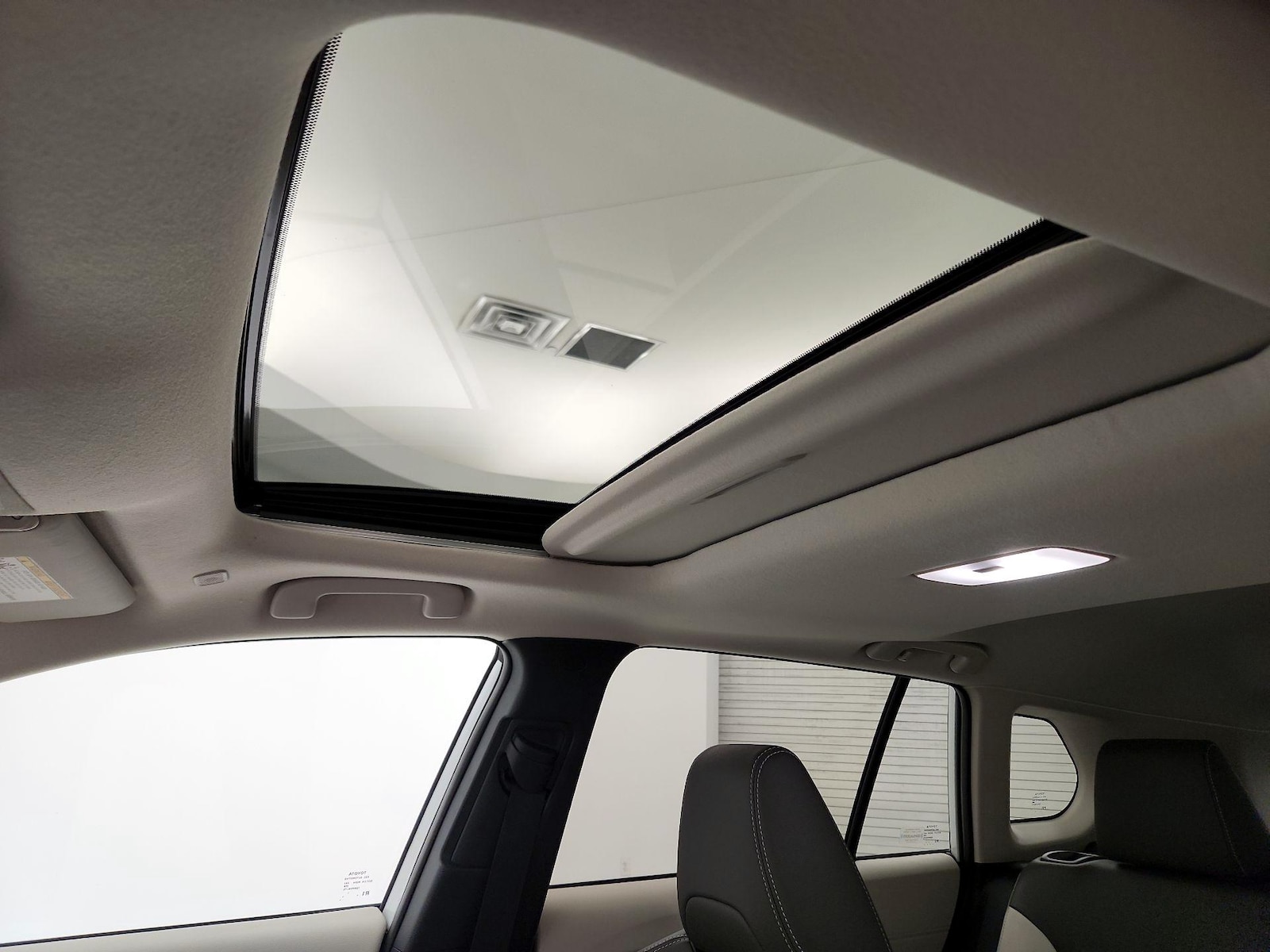 Sunroof(s) & Overhead Airbags