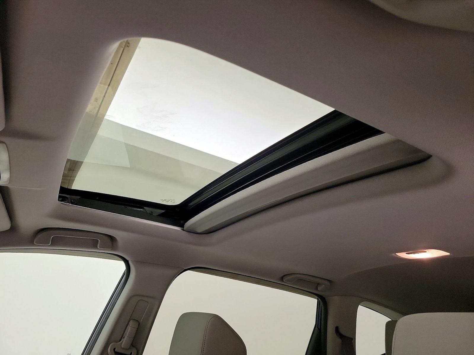 Sunroof(s) & Overhead Airbags