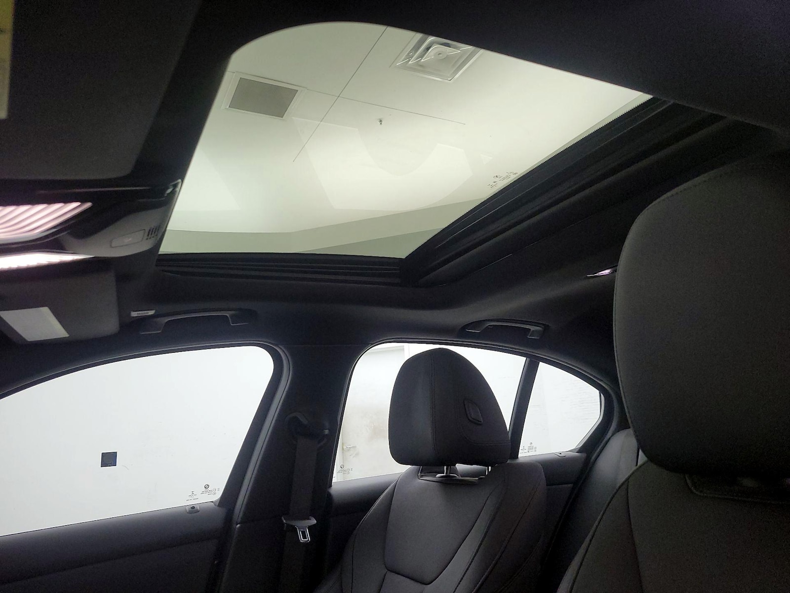 Sunroof(s) & Overhead Airbags