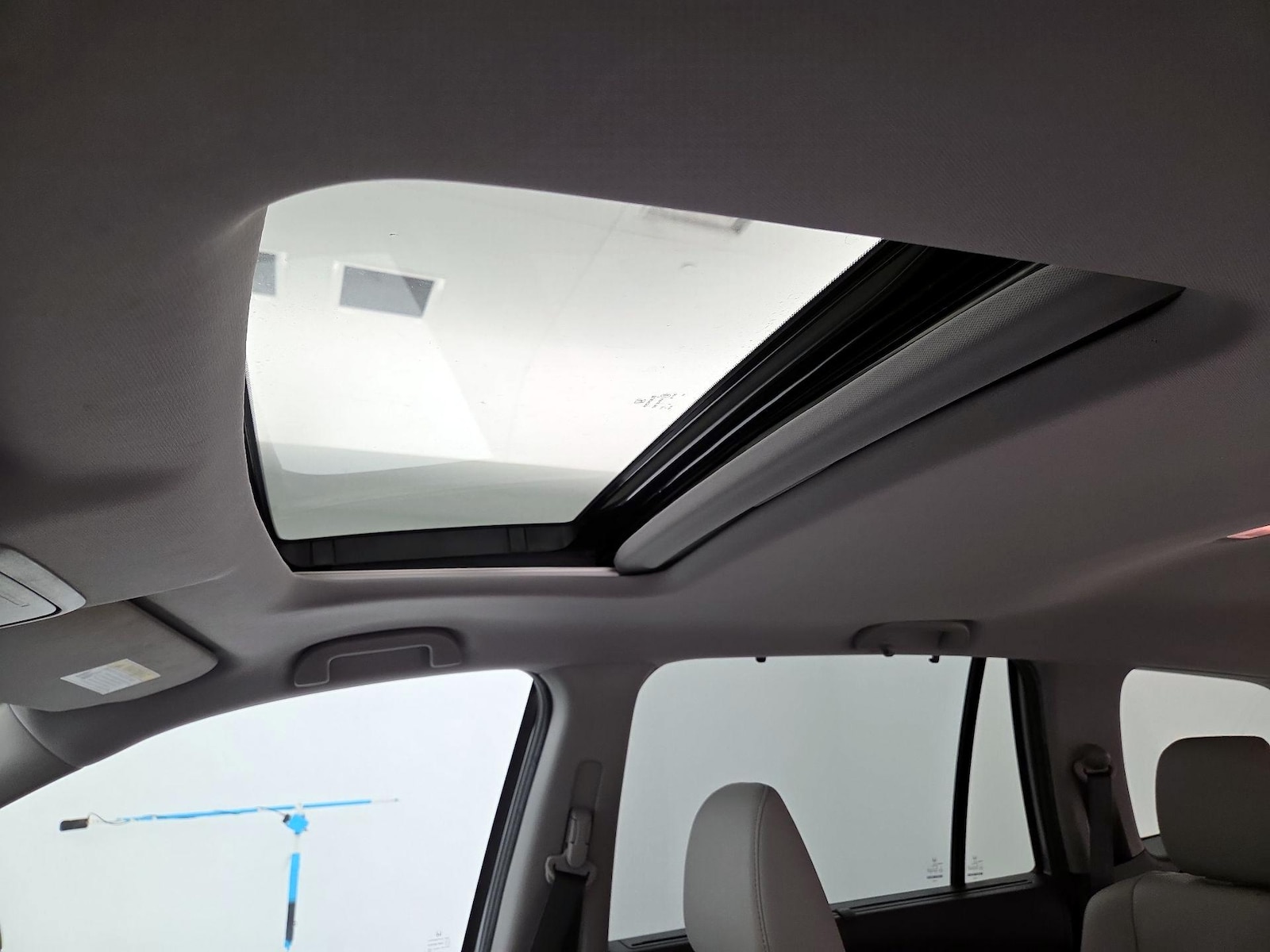 Sunroof(s) & Overhead Airbags