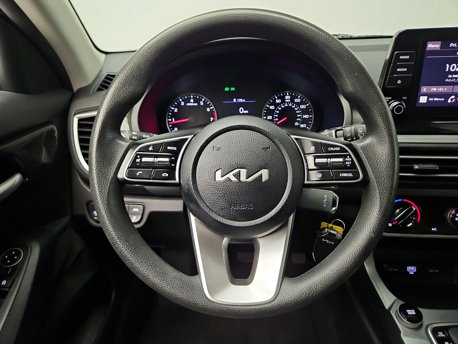 2023 Kia Seltos LX - Photo 11
