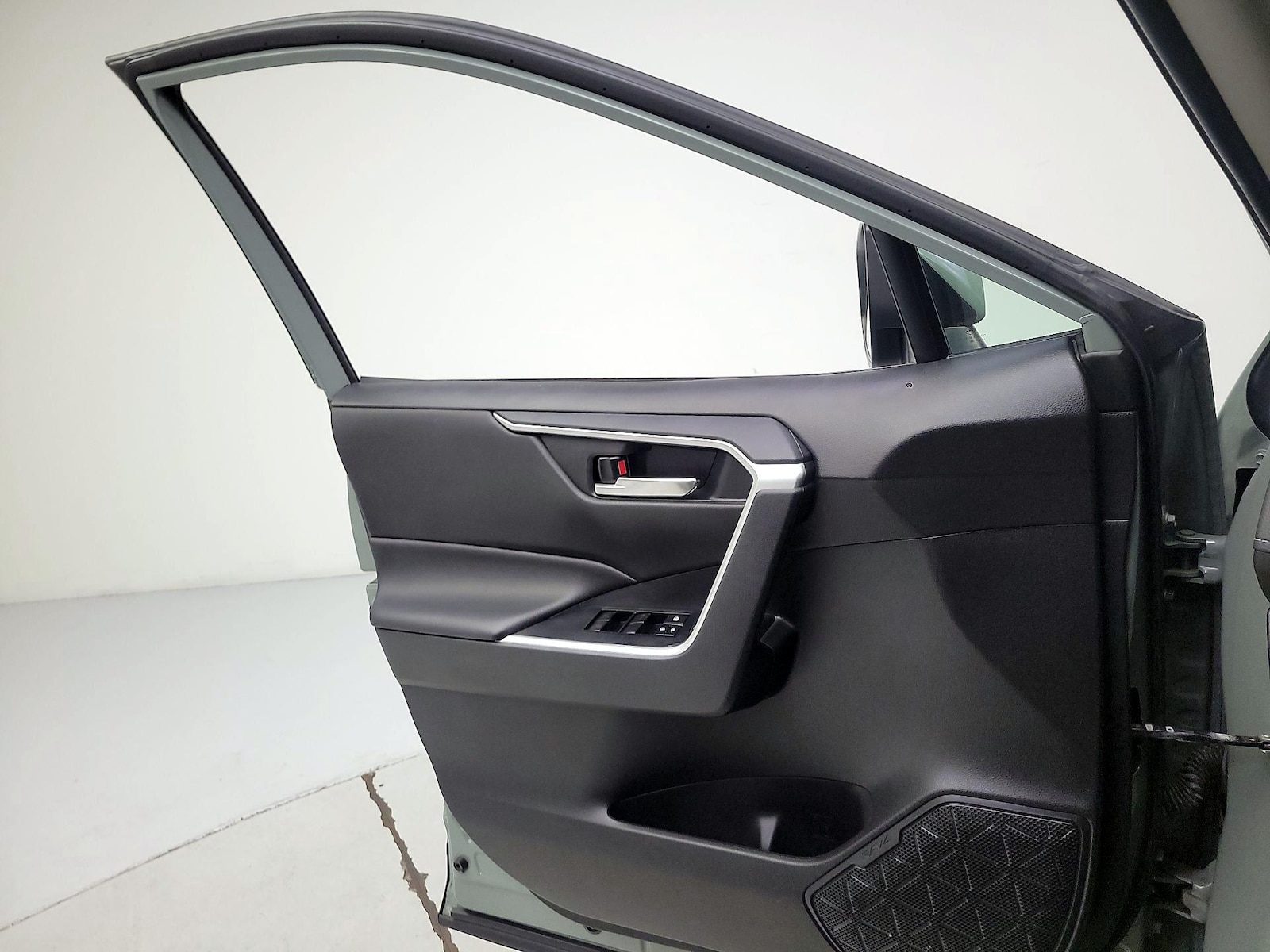 2020 Toyota RAV4 XLE - Photo 13